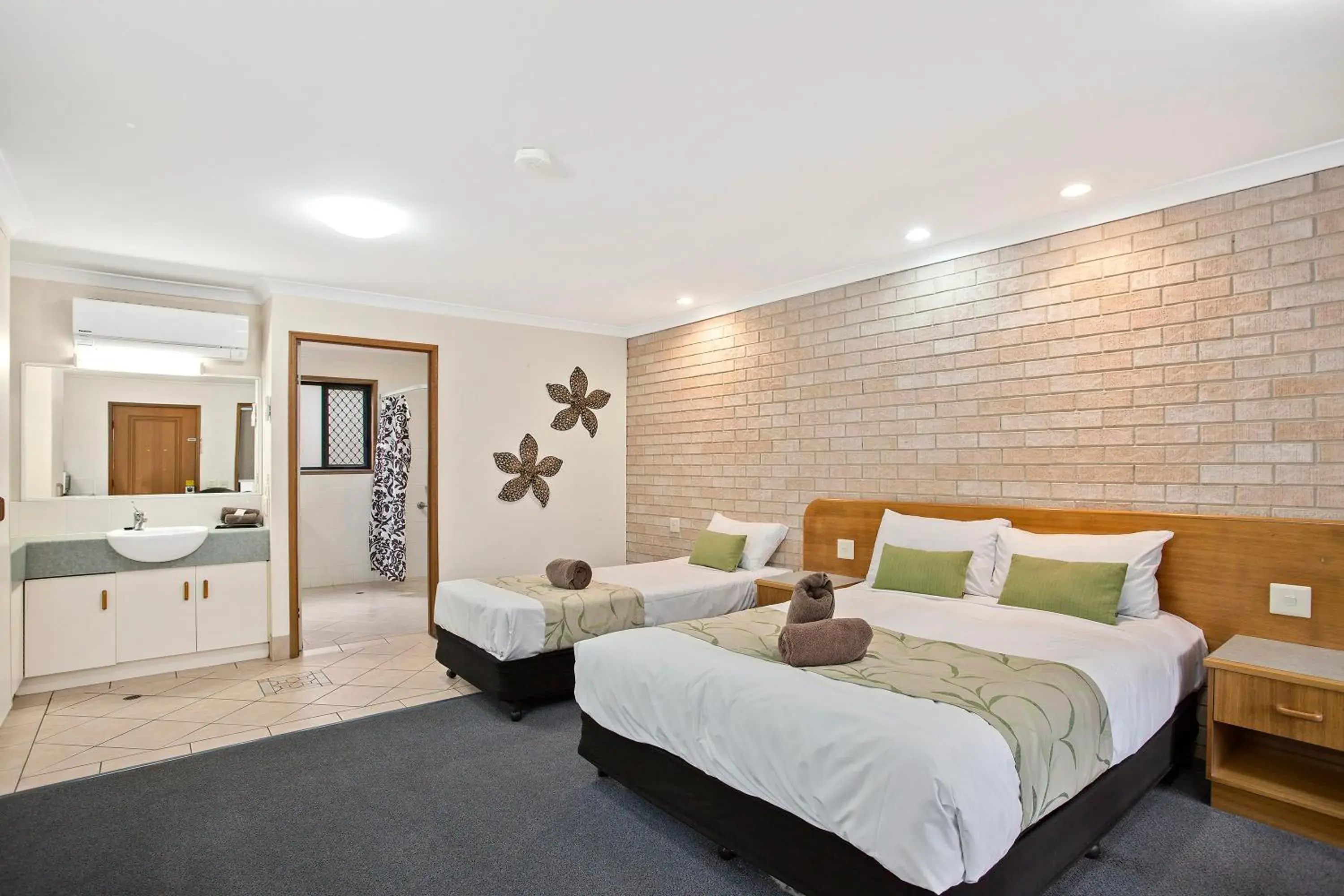 Standard Room - Disability Access in Clifford Gardens Motor Inn Standard Room - Disability Access in Clifford Gardens Motor Inn