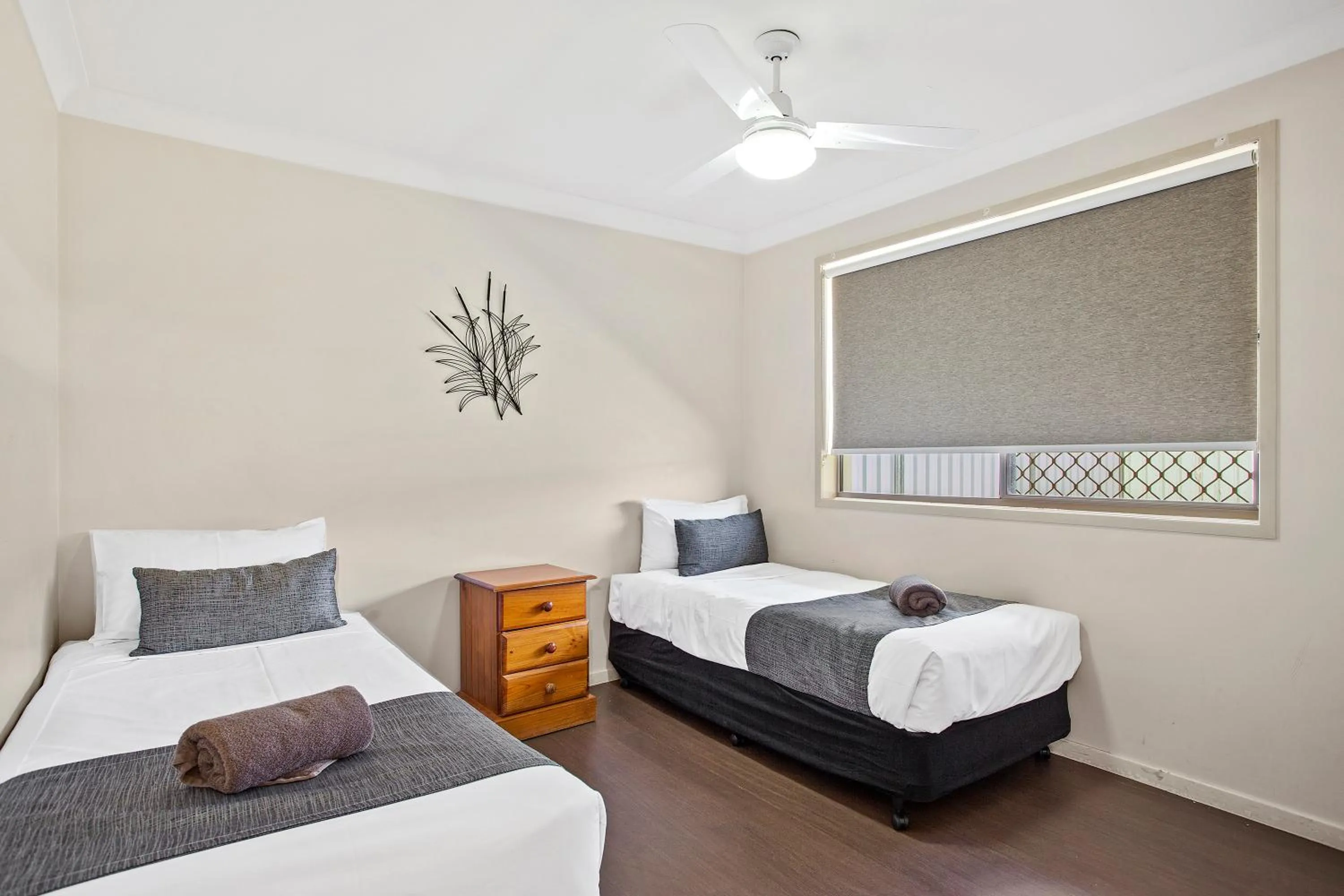 Bed in Clifford Gardens Motor Inn