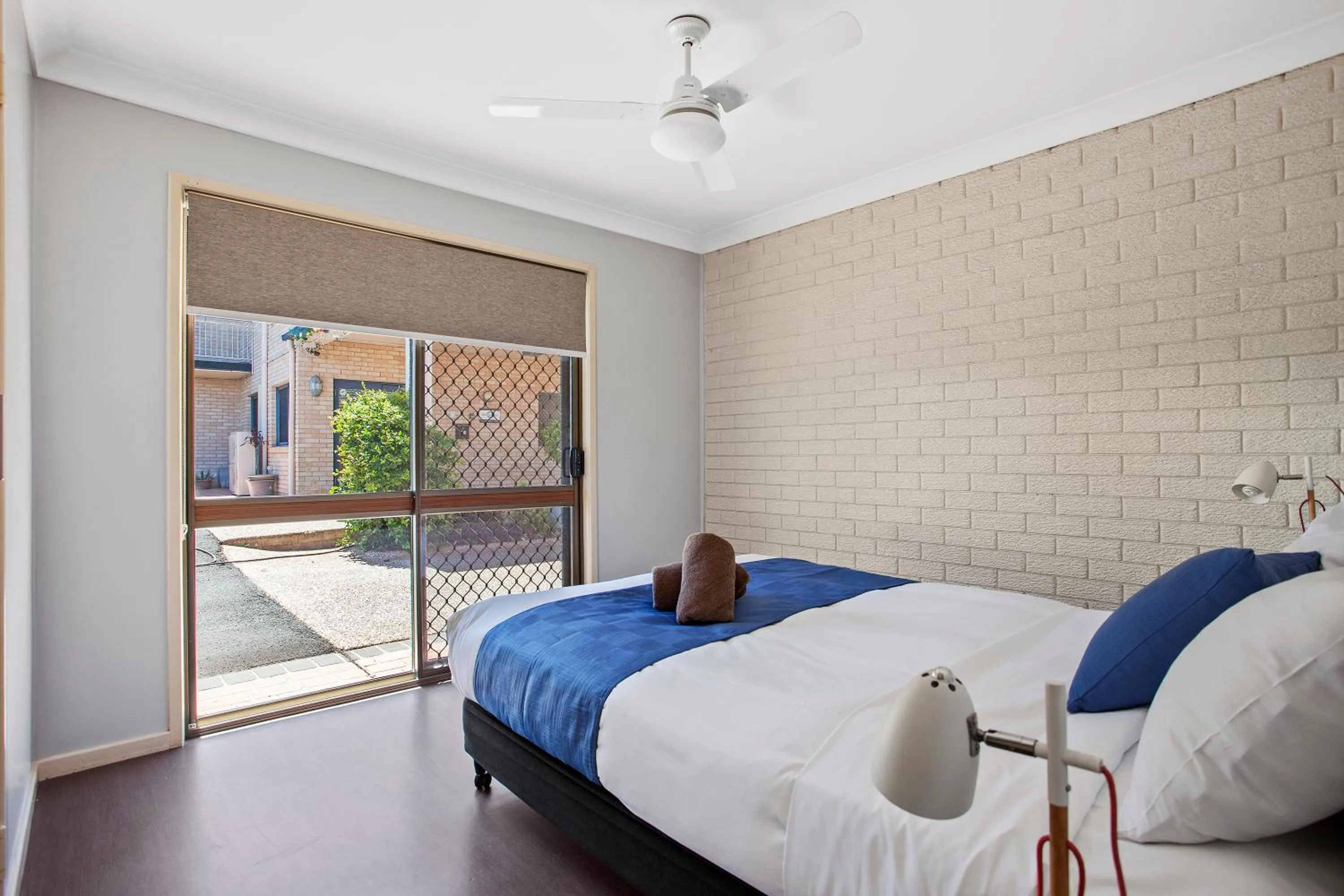 Bed in Clifford Gardens Motor Inn