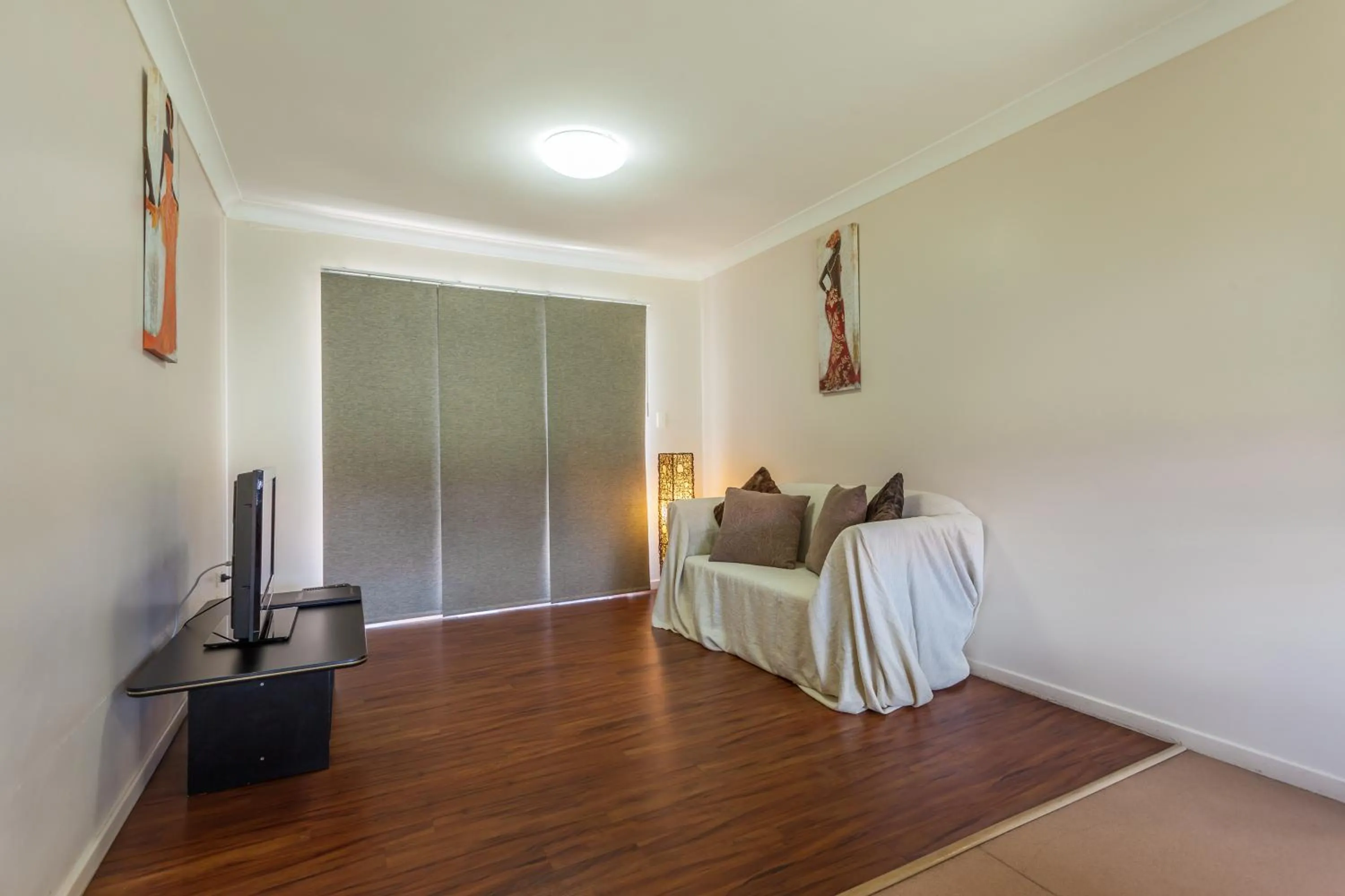 Living room, Bed in Clifford Gardens Motor Inn