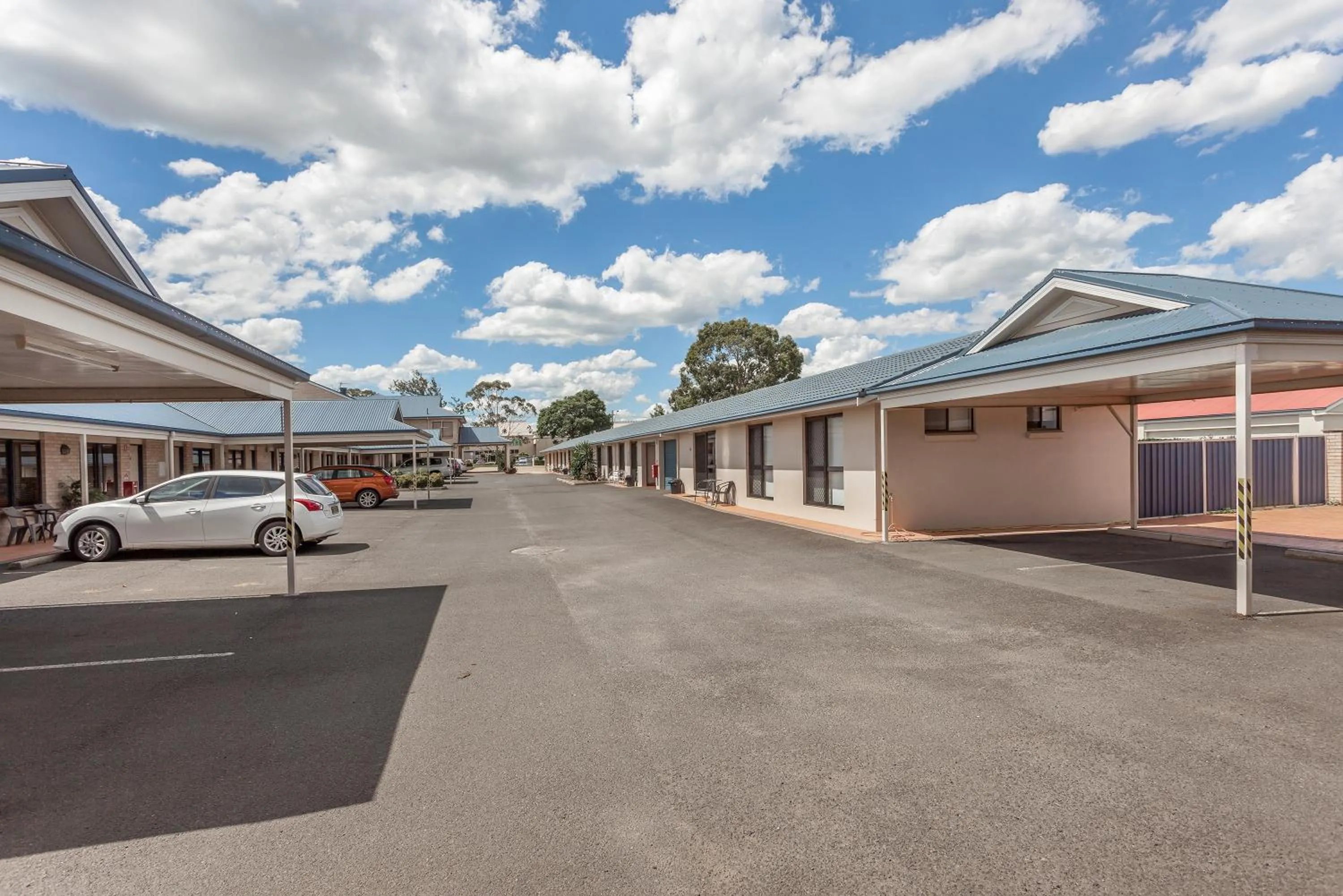 Day in Clifford Gardens Motor Inn