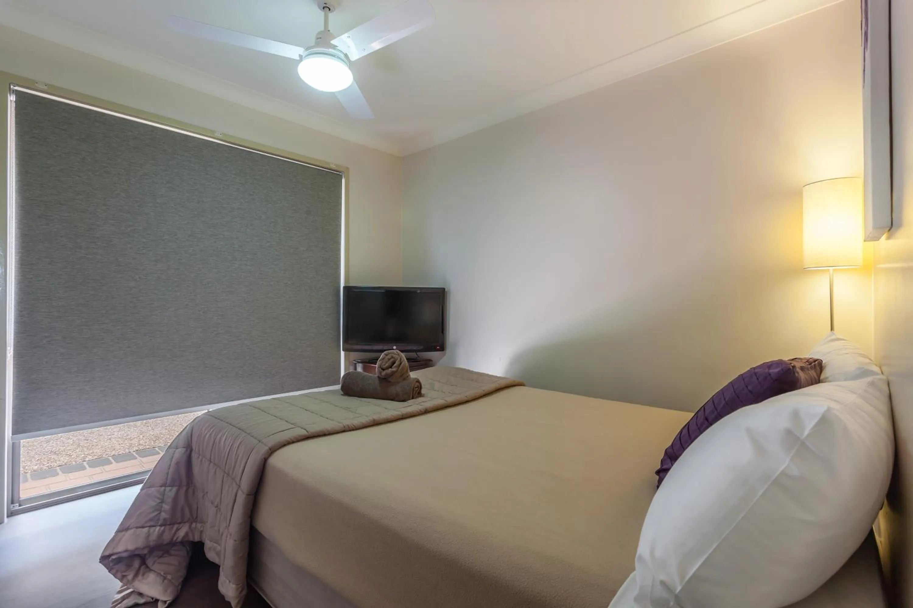 Photo of the whole room, Bed in Clifford Gardens Motor Inn