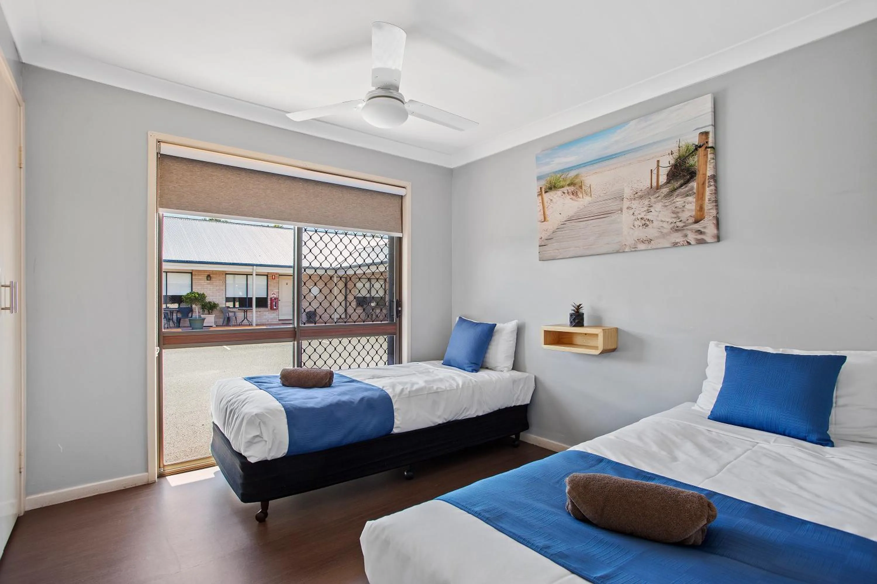 Bed in Clifford Gardens Motor Inn