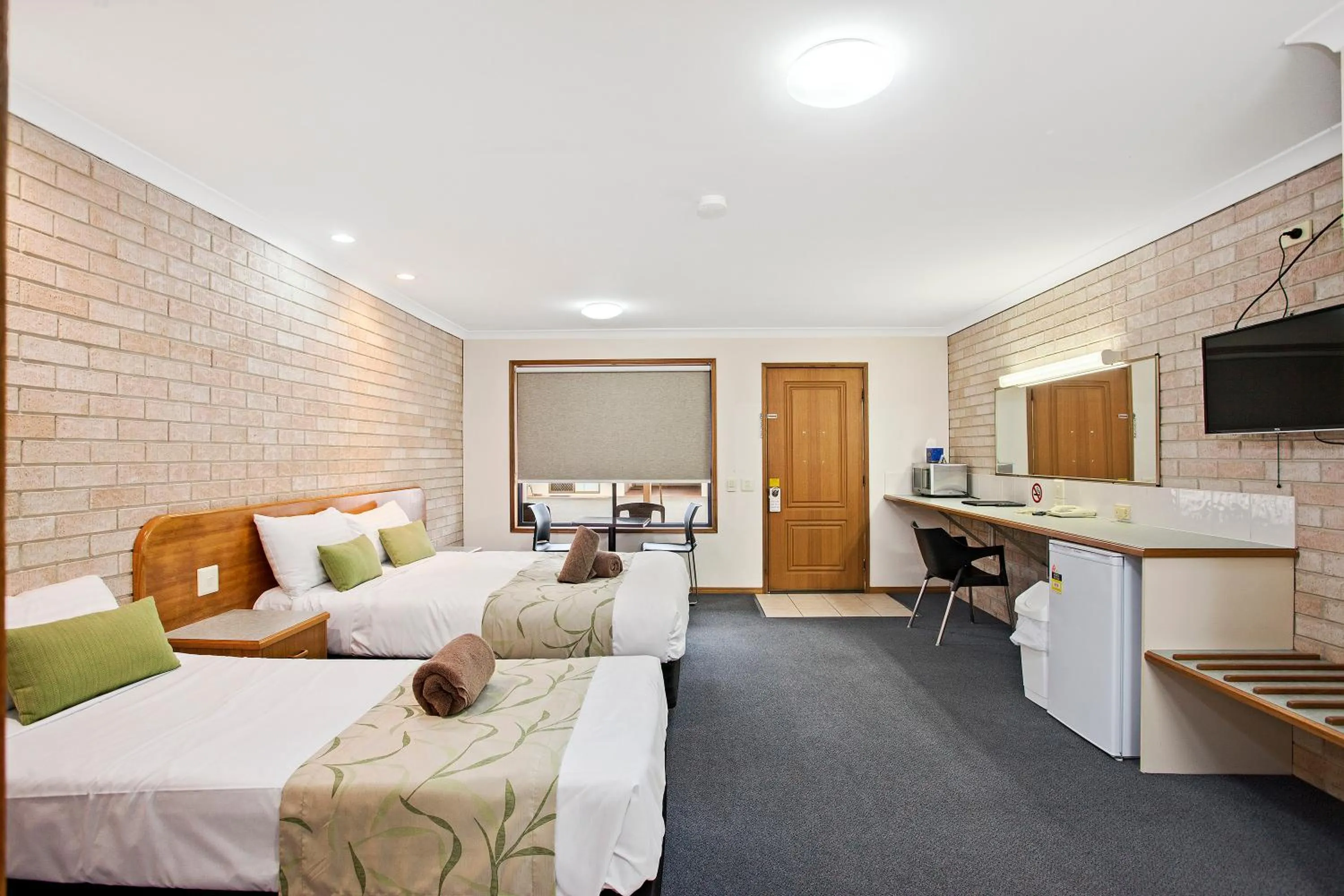 Bed in Clifford Gardens Motor Inn