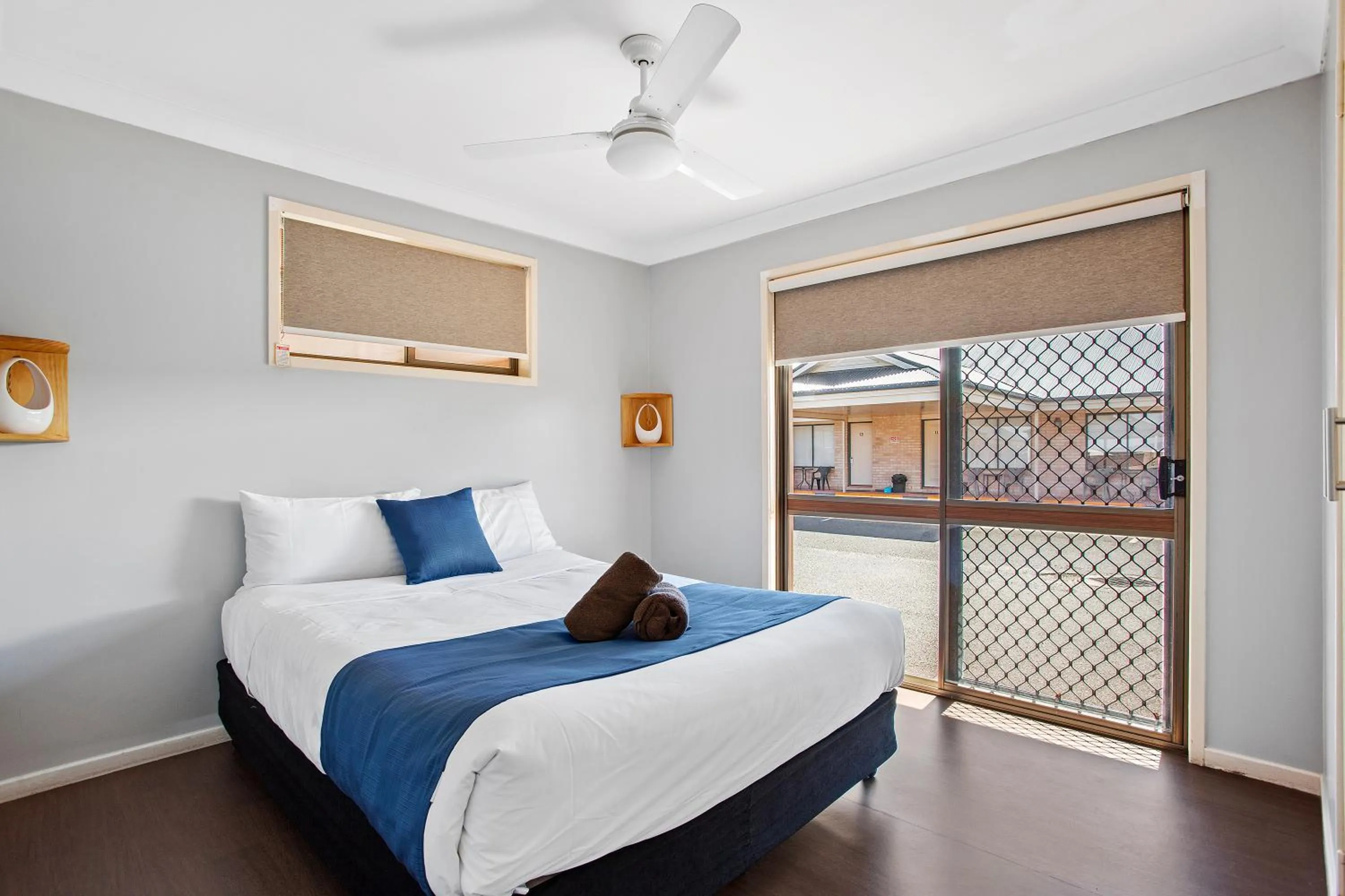 Bed in Clifford Gardens Motor Inn