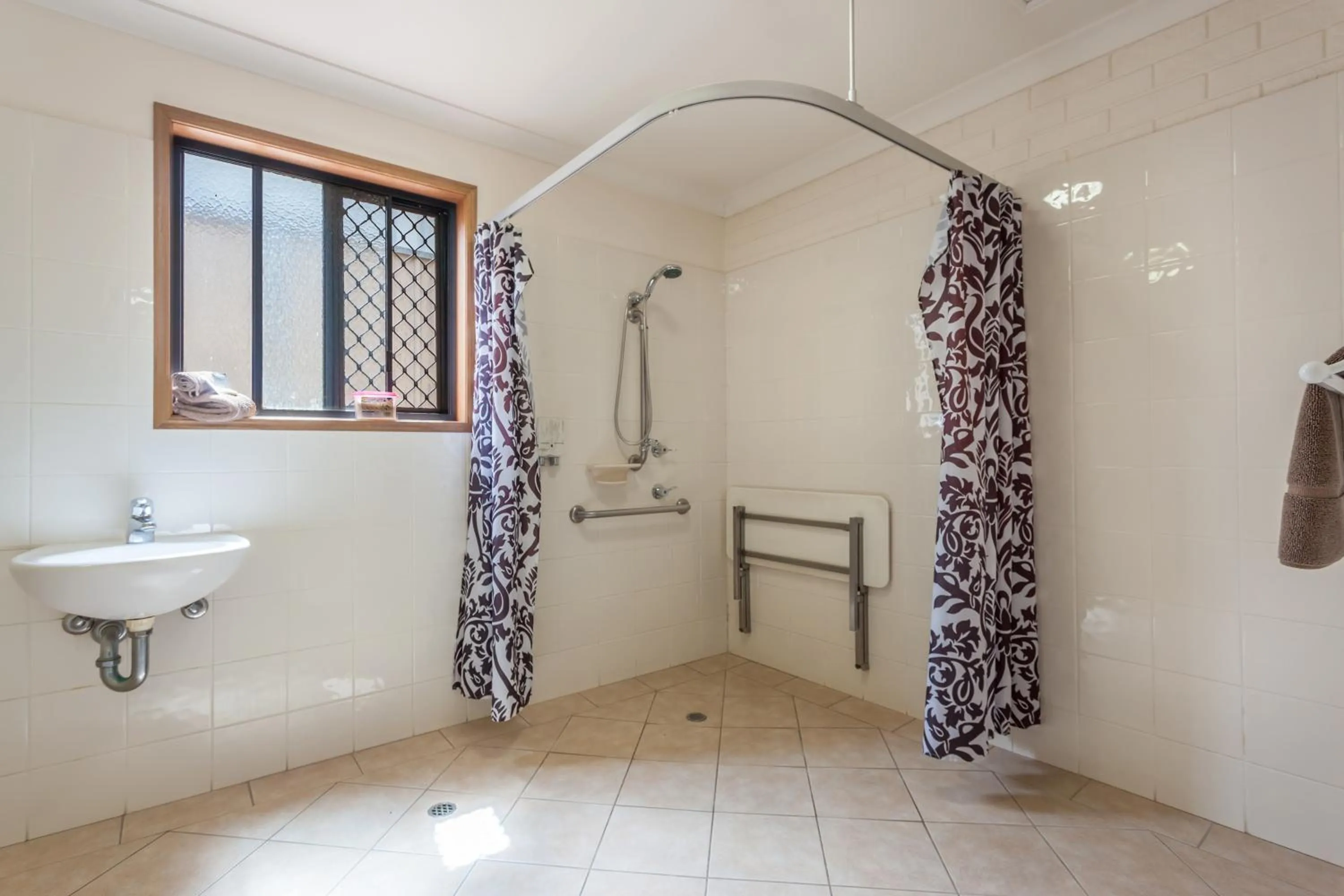 Shower in Clifford Gardens Motor Inn