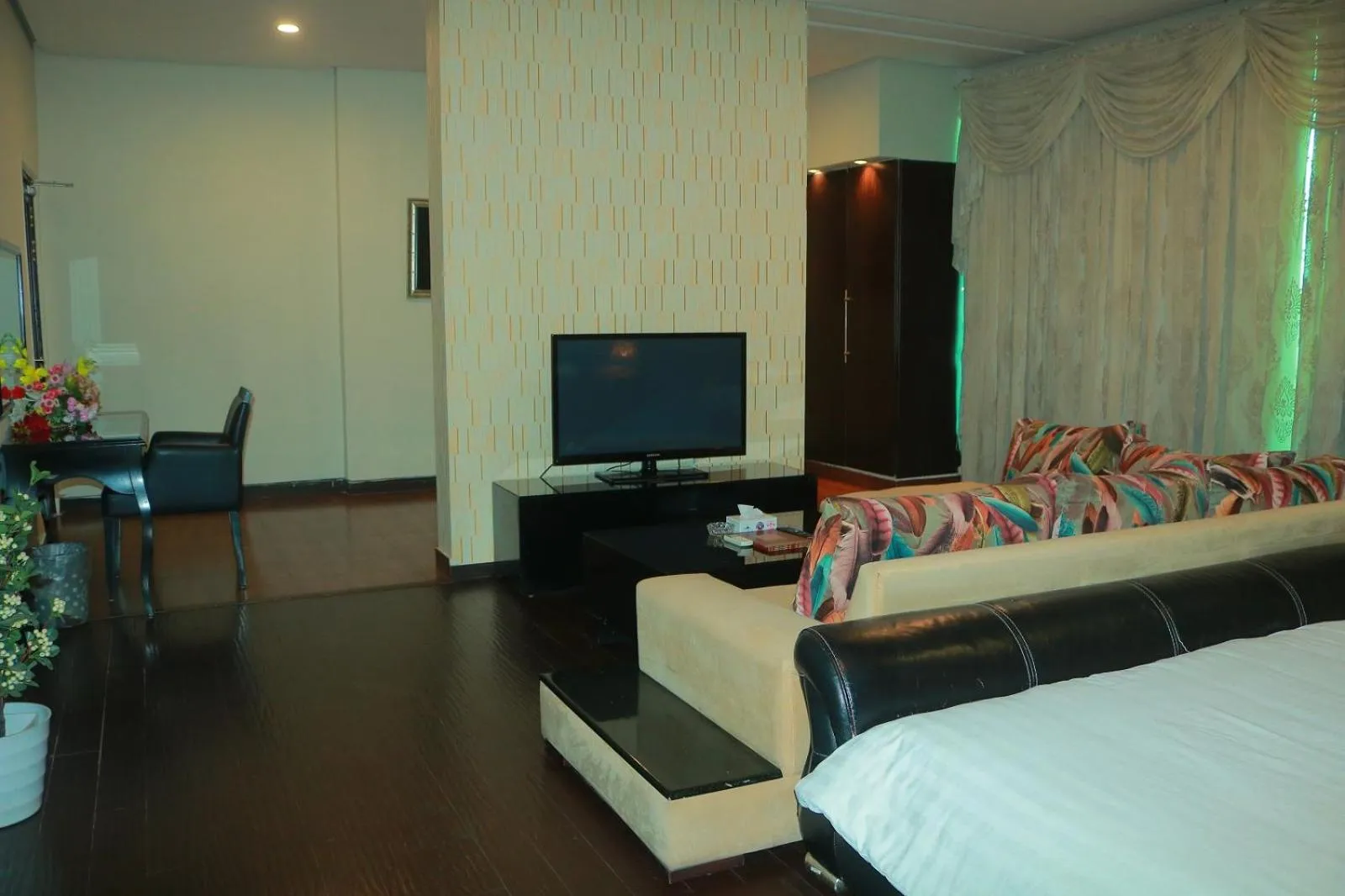 Bedroom, Bed in Safari Club 1