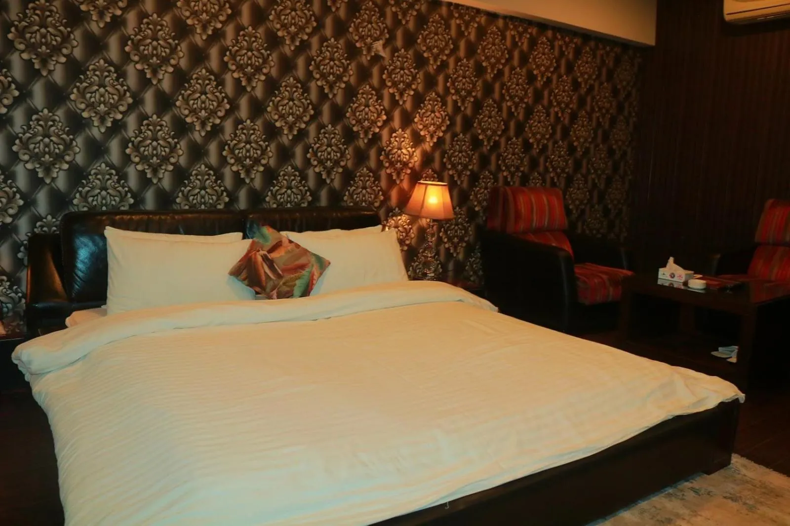 Bedroom, Bed in Safari Club 1