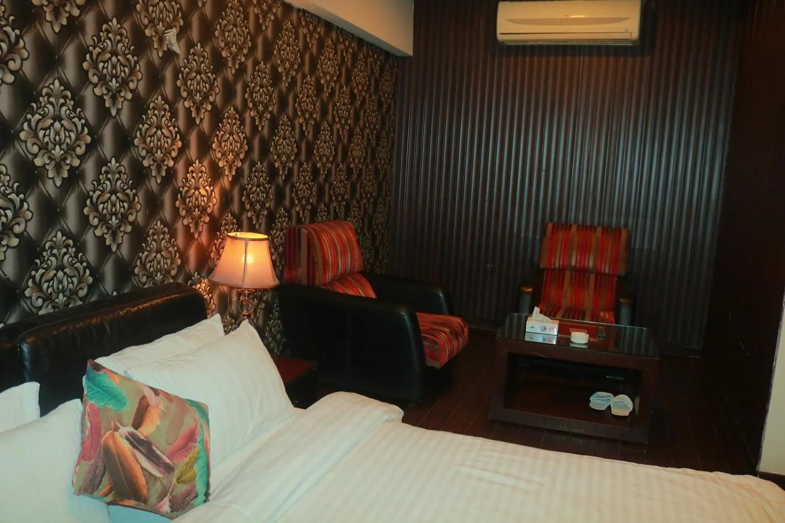 Bedroom, Bed in Safari Club 1