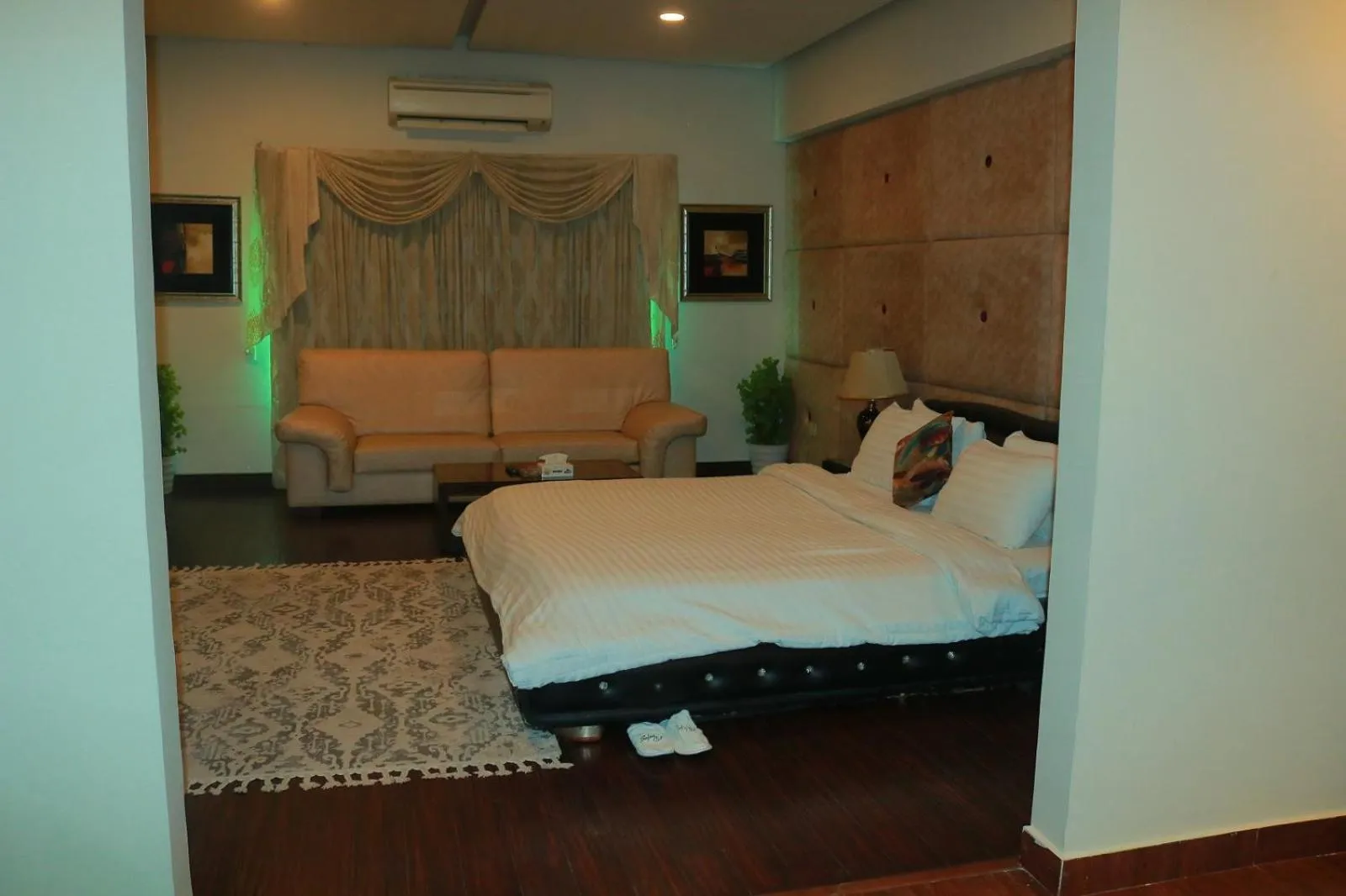 Bedroom, Bed in Safari Club 1