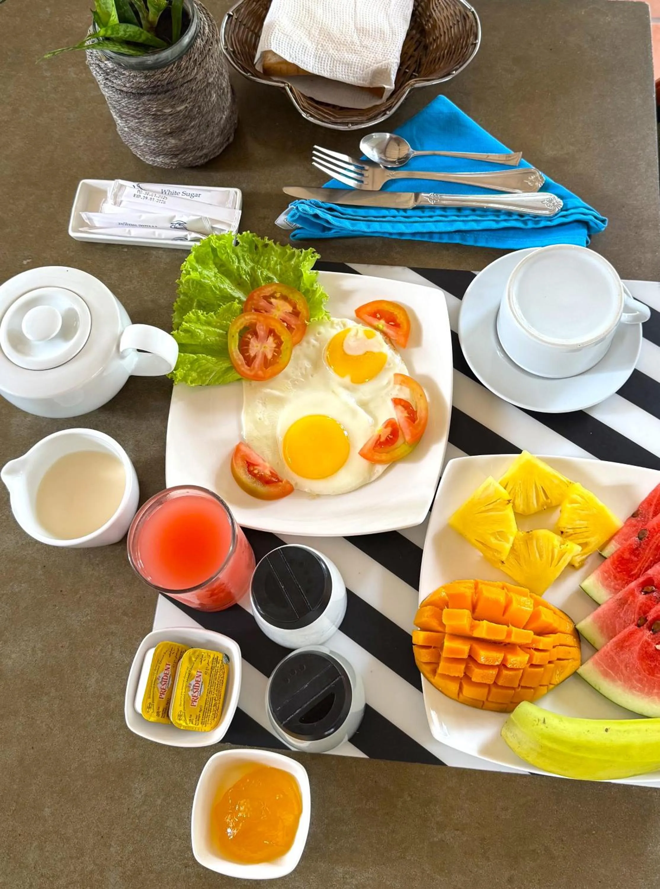 Breakfast in Gomez Place