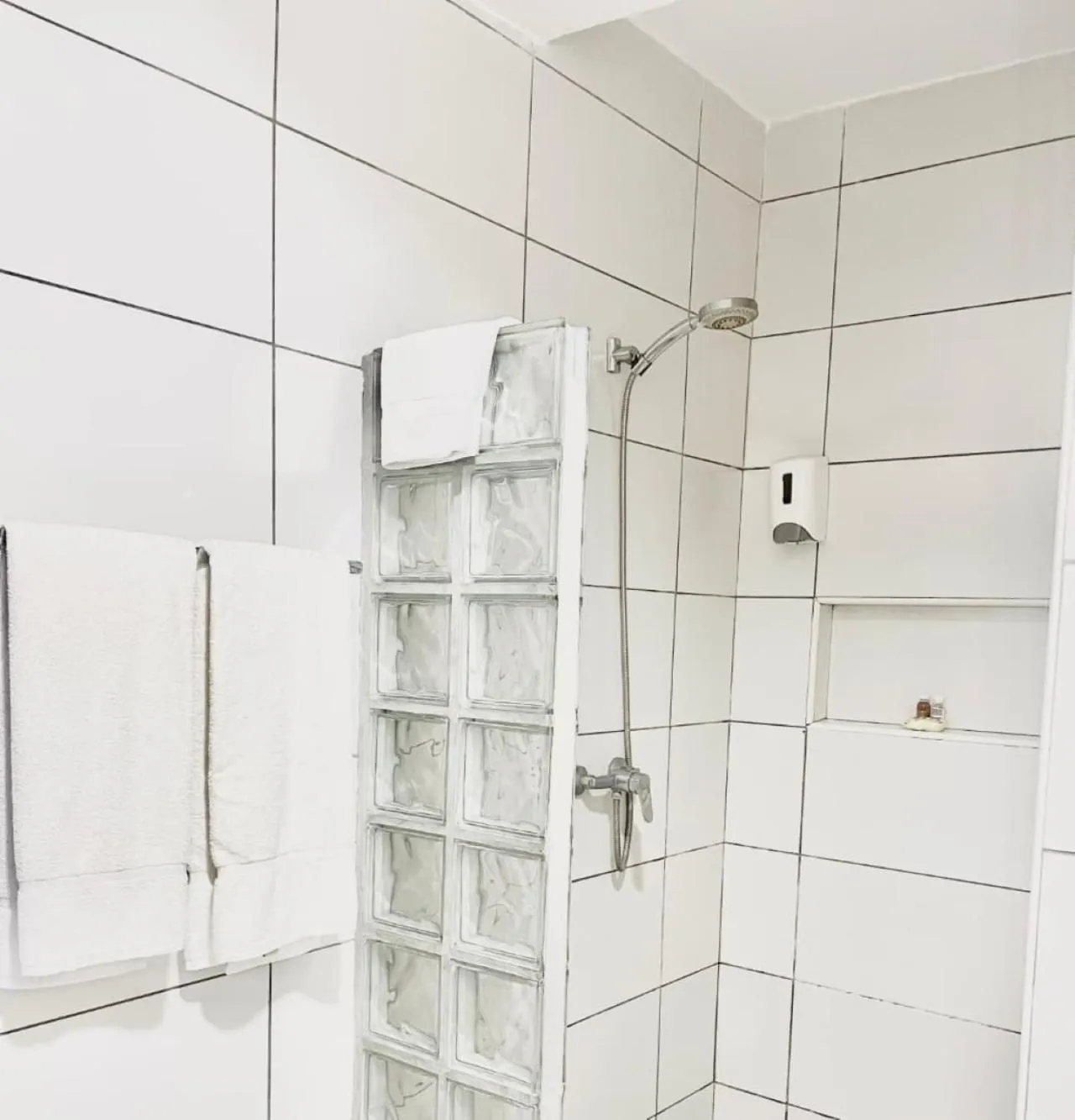 Shower in Résidences Les Hauts de l'Indenié