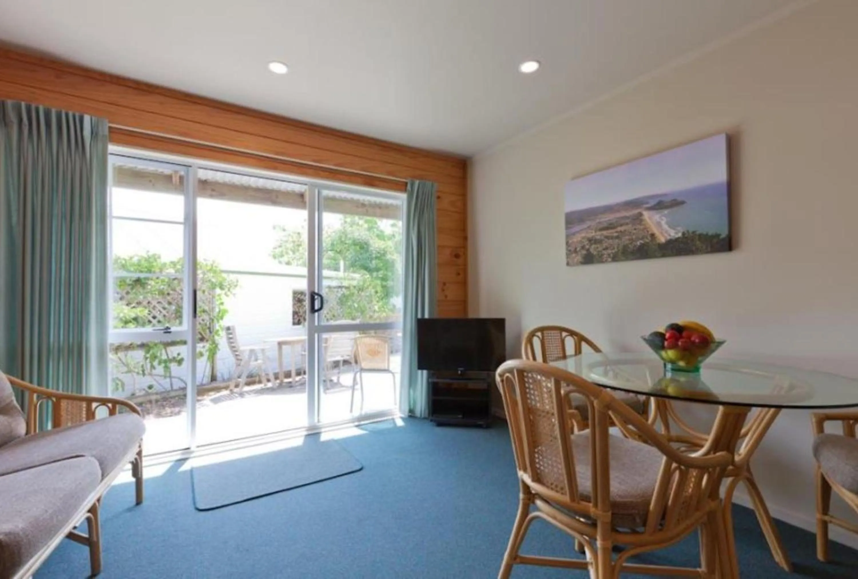Seating area in Pauanui Pines Motor Lodge