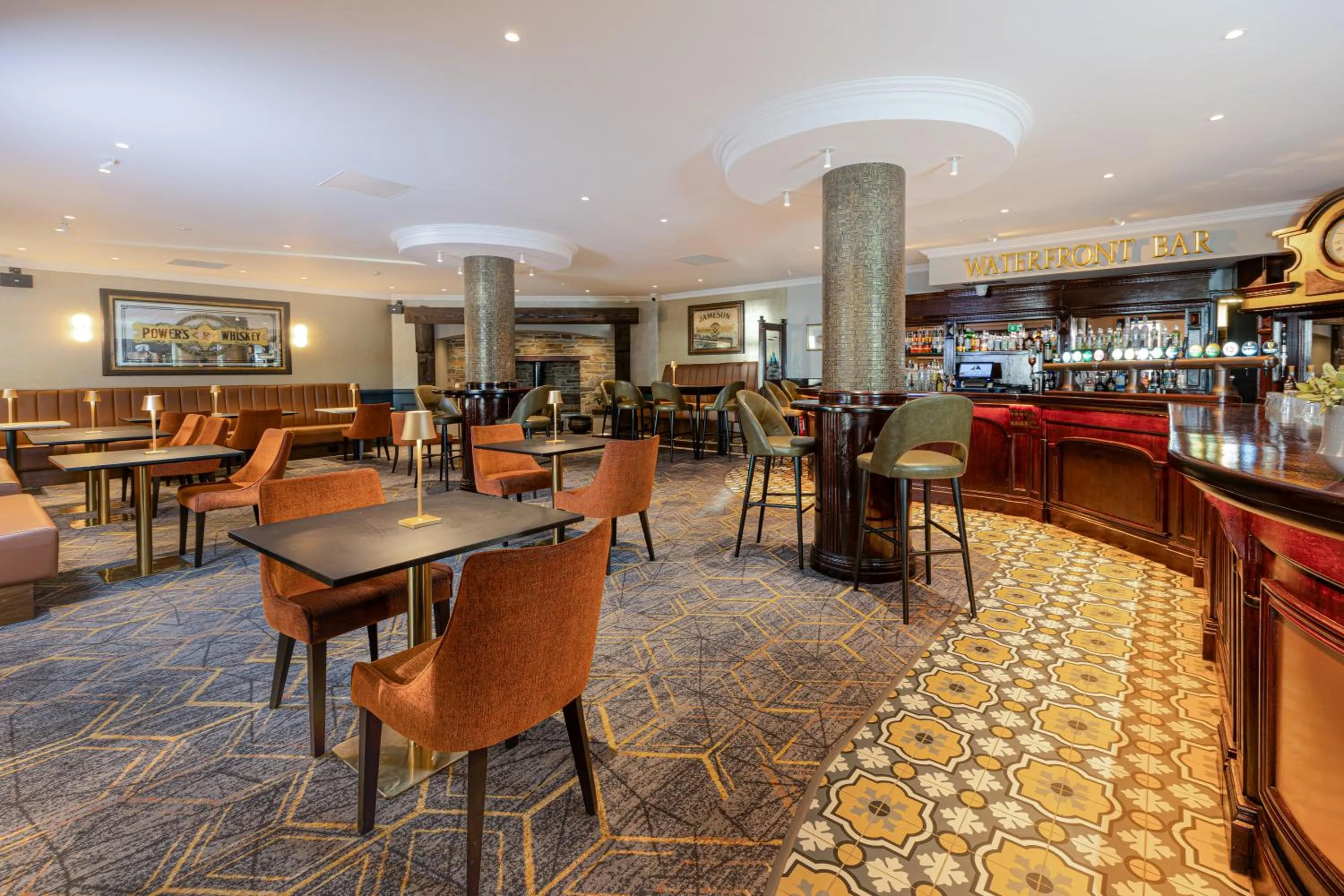 Lounge or bar in Hodson Bay Hotel