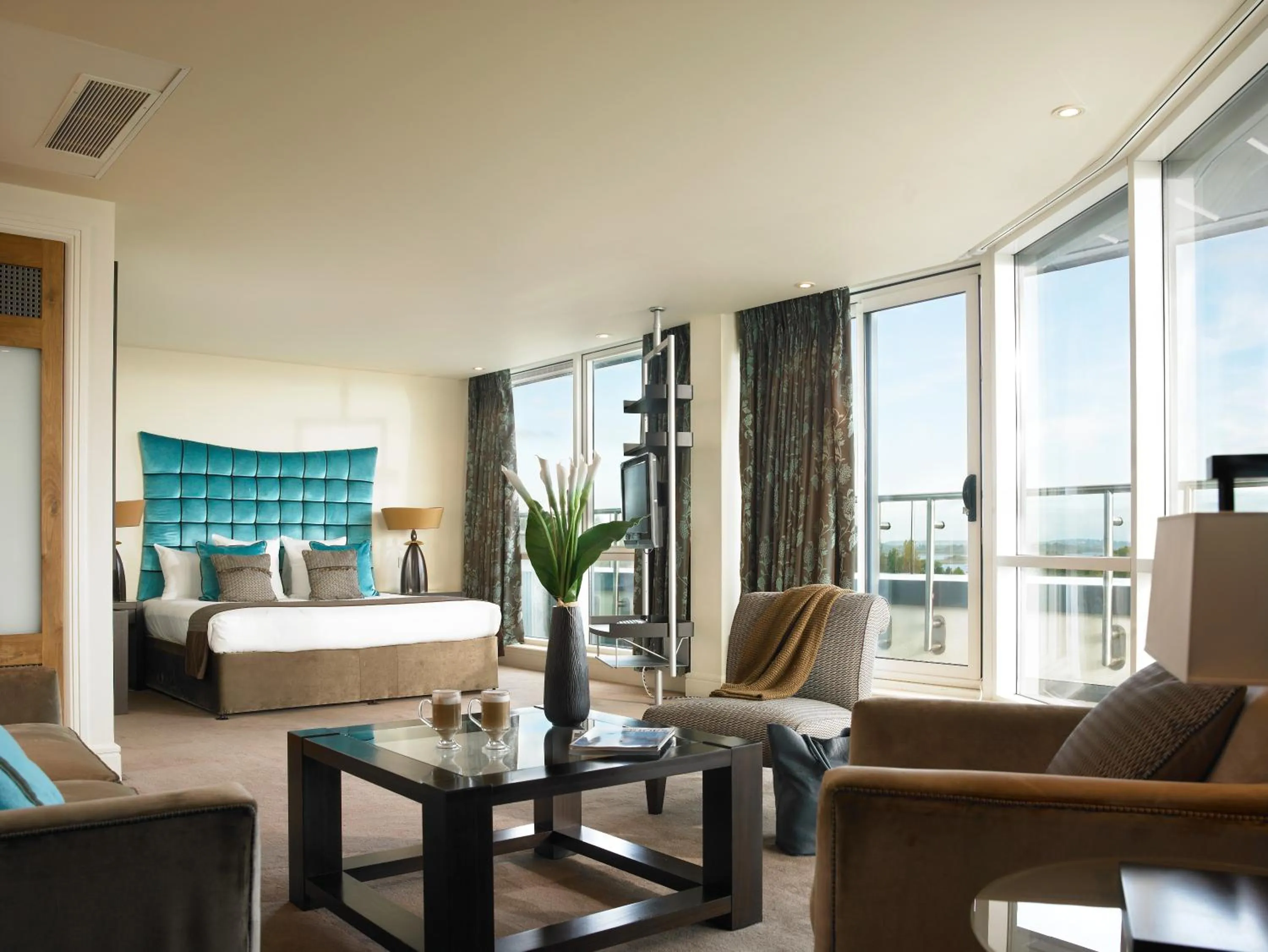 Lake view in Hodson Bay Hotel