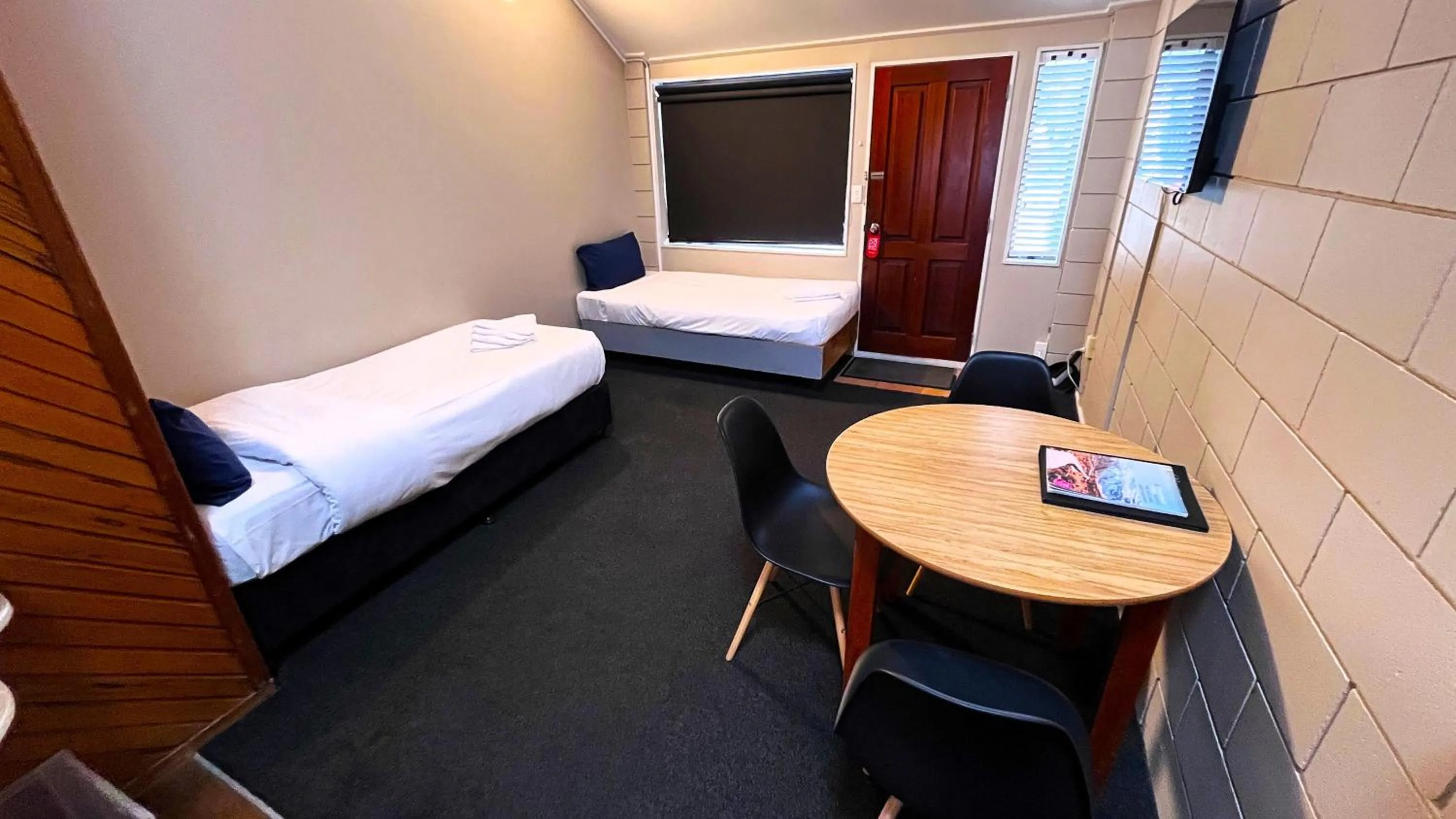 Bed in Bennetts Thermal Motor Inn