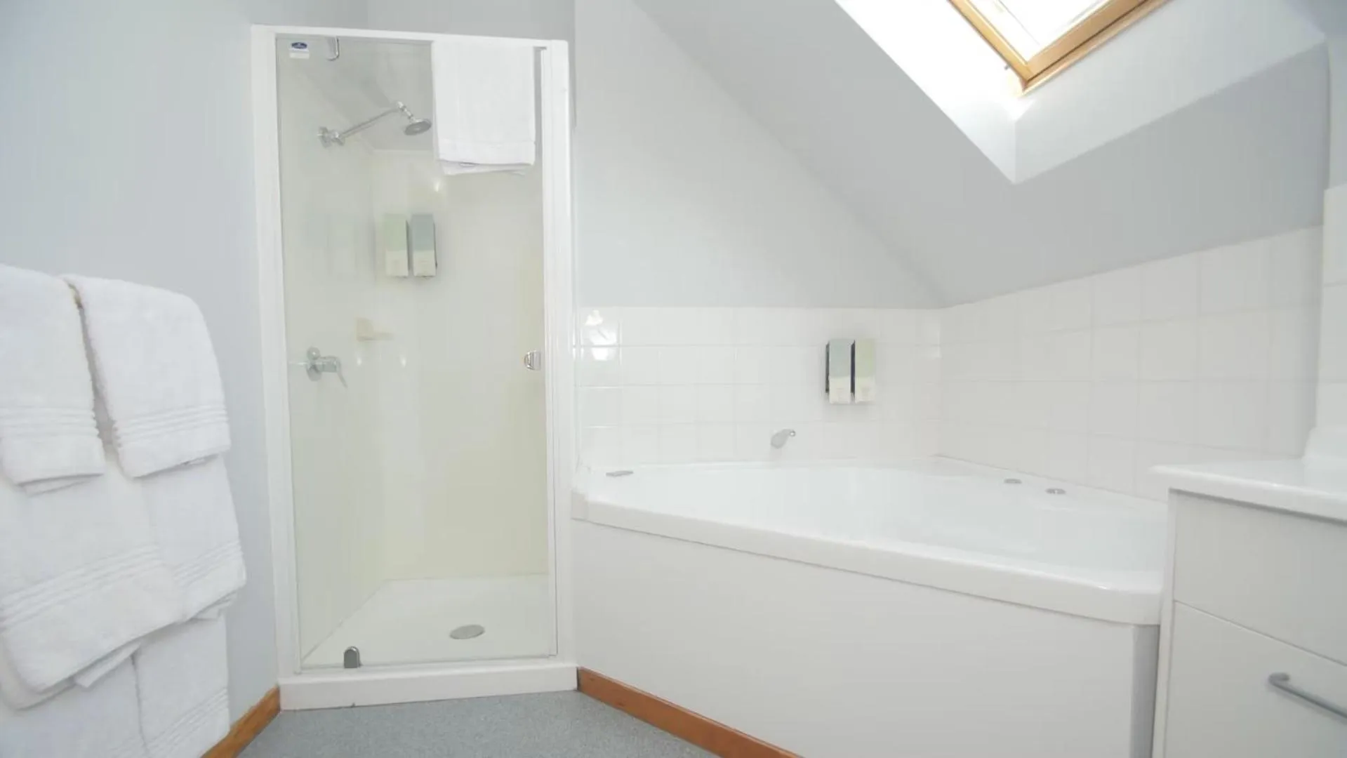 Bathroom in ASURE Christchurch Classic Motel & Apartments