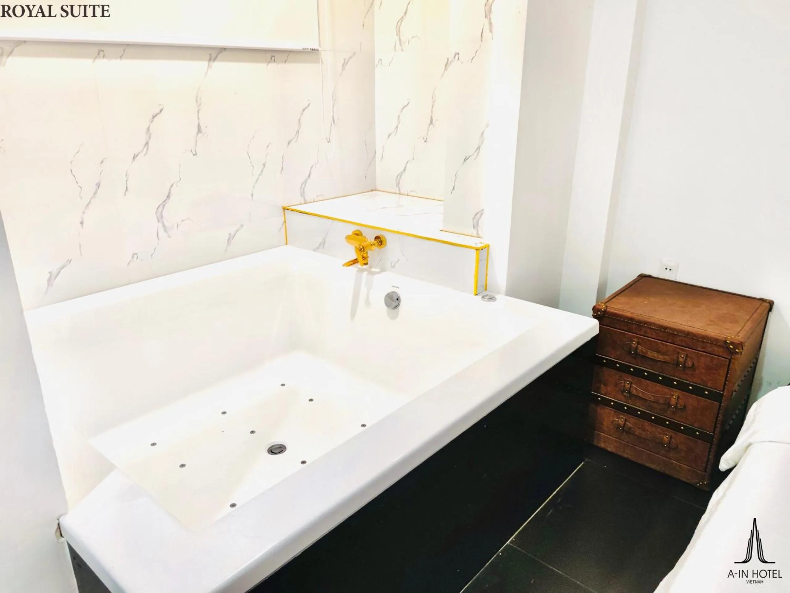 Bath in A In Hotel Glamour