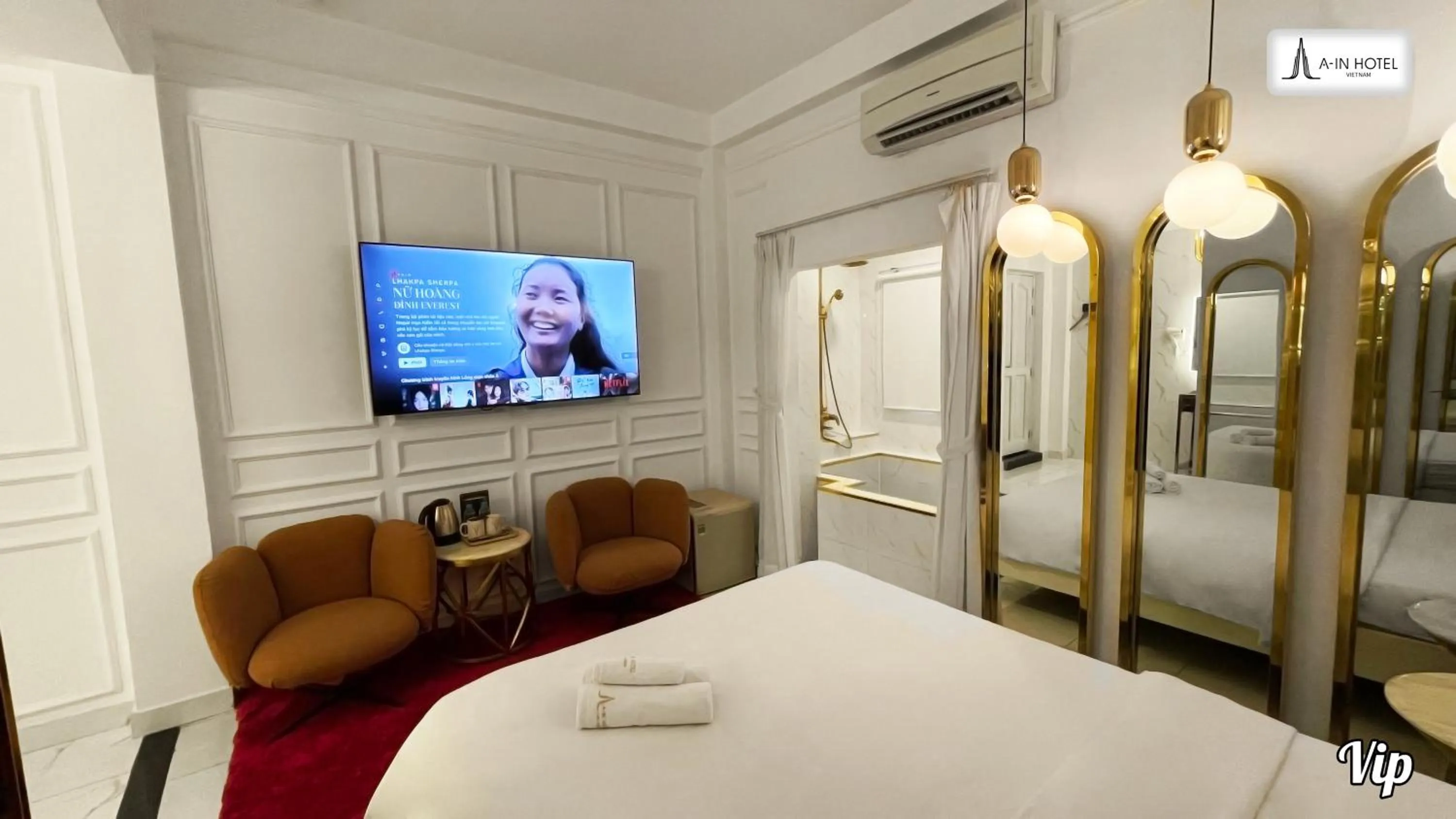 Communal lounge/ TV room, Bed in A In Hotel Glamour