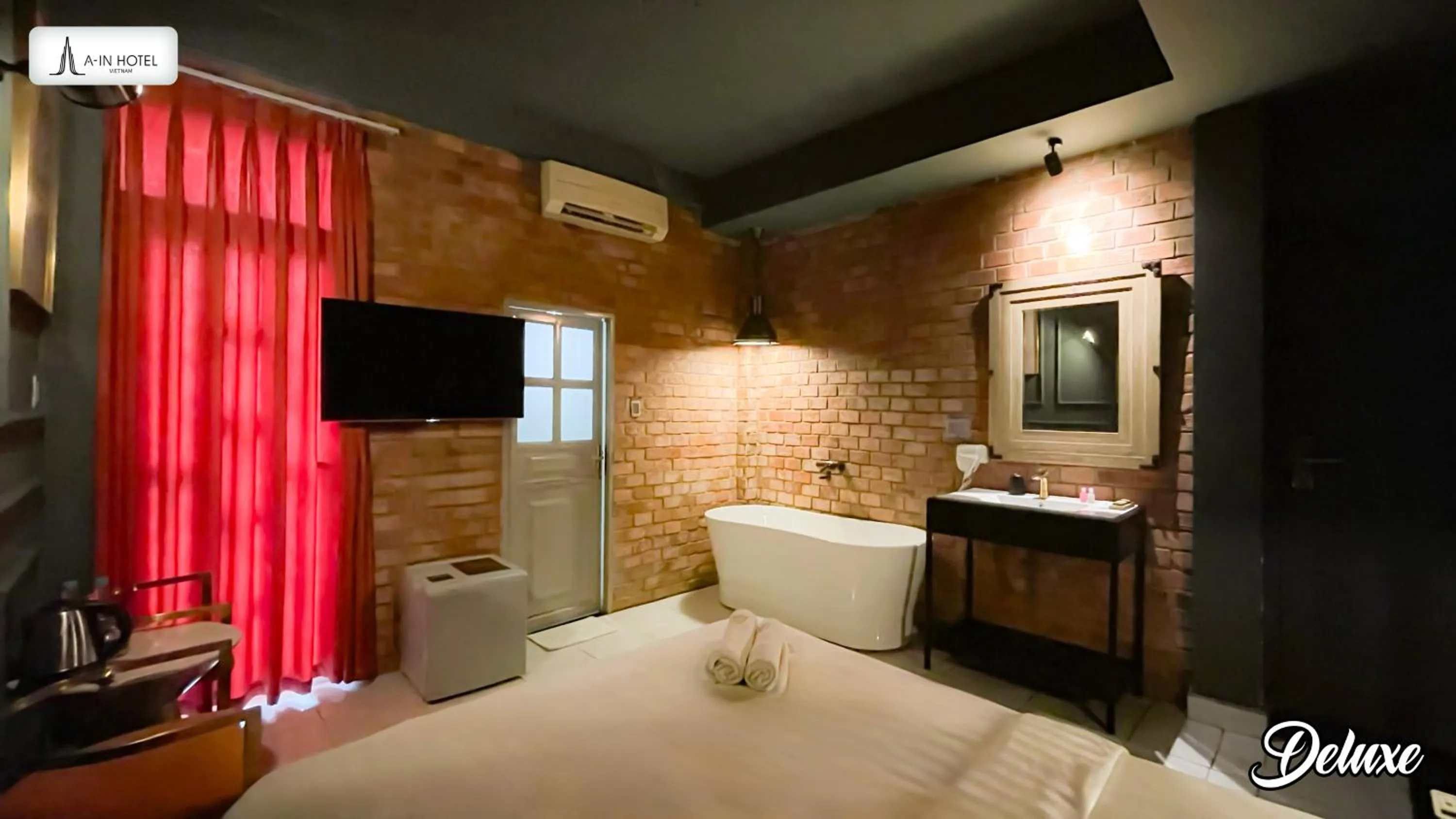 Shower, Bed in A In Hotel Glamour