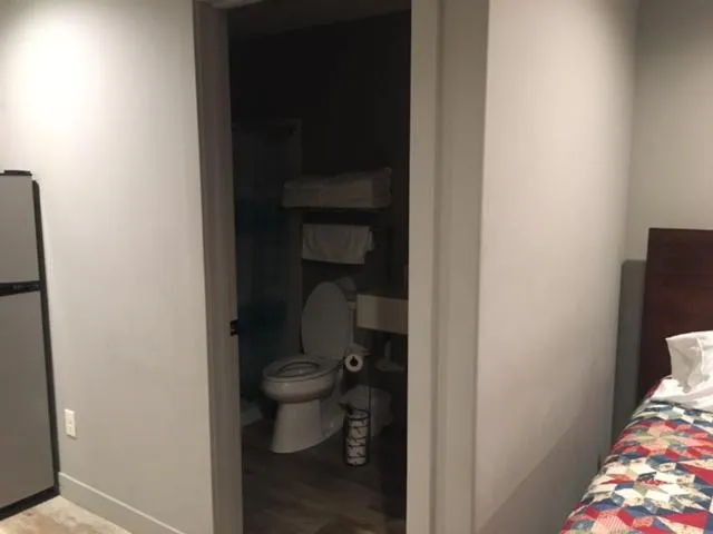 Bathroom, Bed in Big Spirit Resort