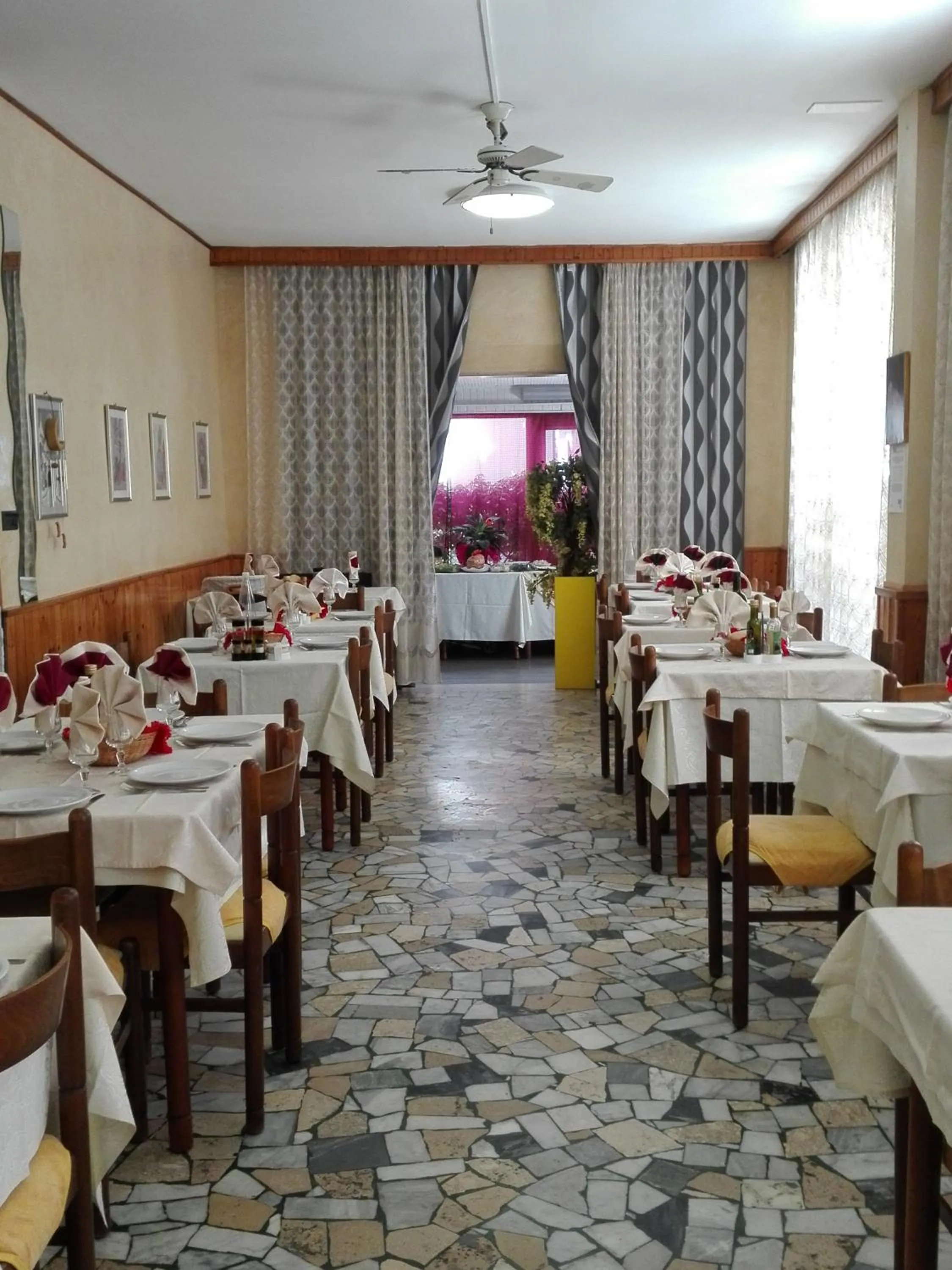 Restaurant/places to eat in Villa Lavinia