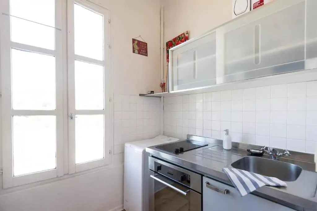 Kitchen or kitchenette in Alexandra Apartments