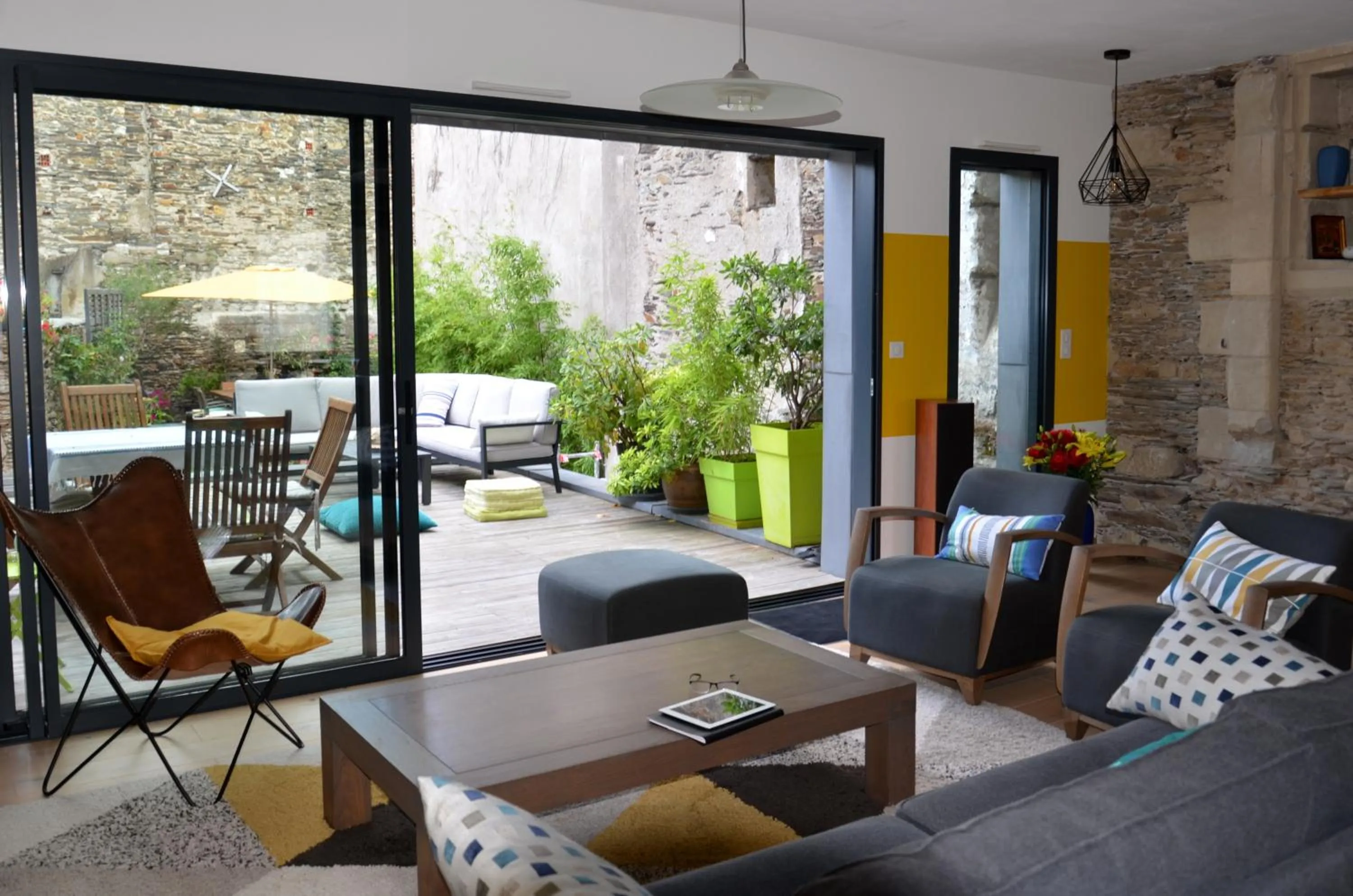 Patio in LE BEAU REPAIRE, chambres d'hôtes, quartier historique, 1 à 3 chambres, étage indépendant