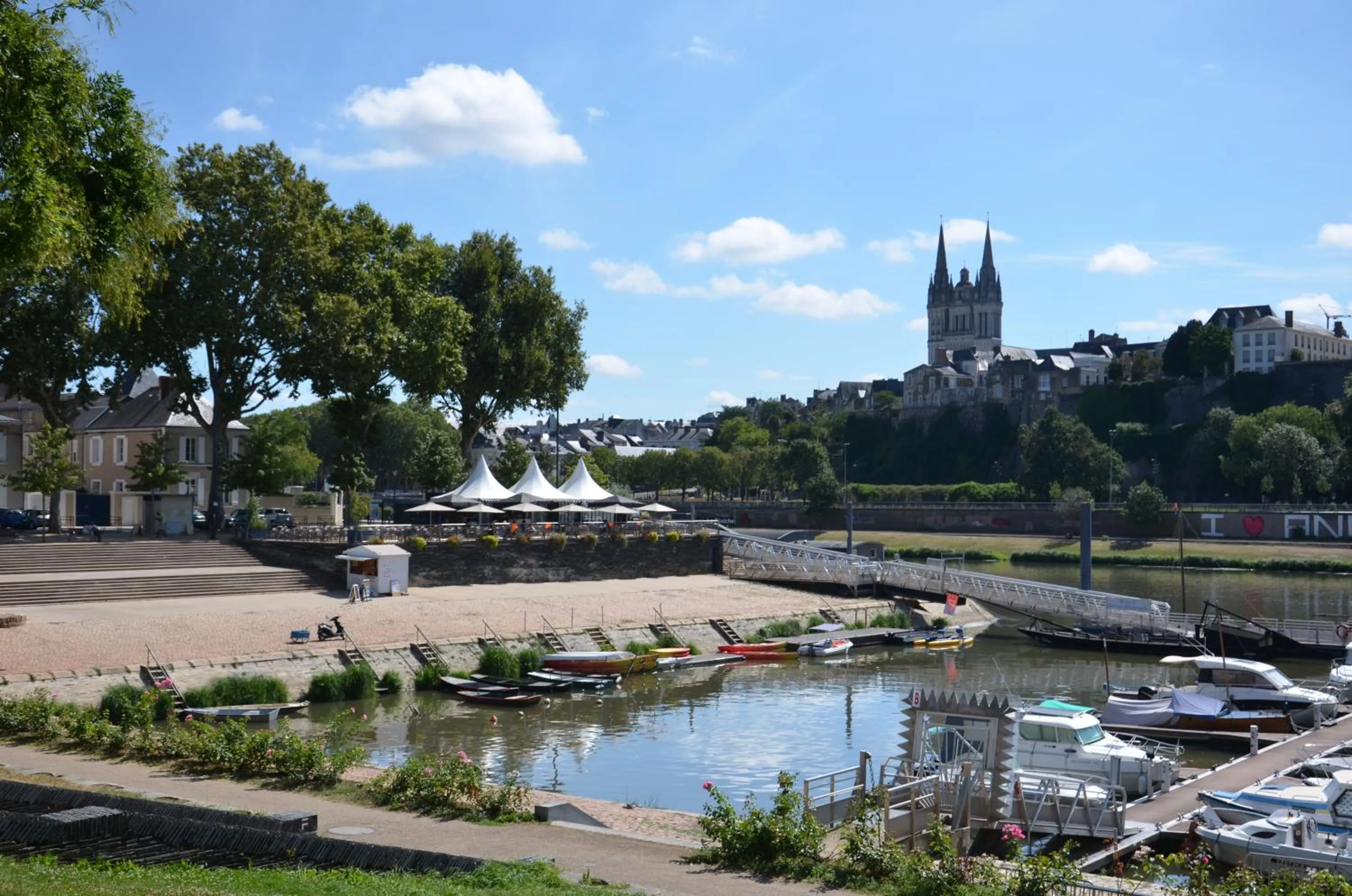 Nearby landmark in LE BEAU REPAIRE, chambres d'hôtes, quartier historique, 1 à 3 chambres, étage indépendant