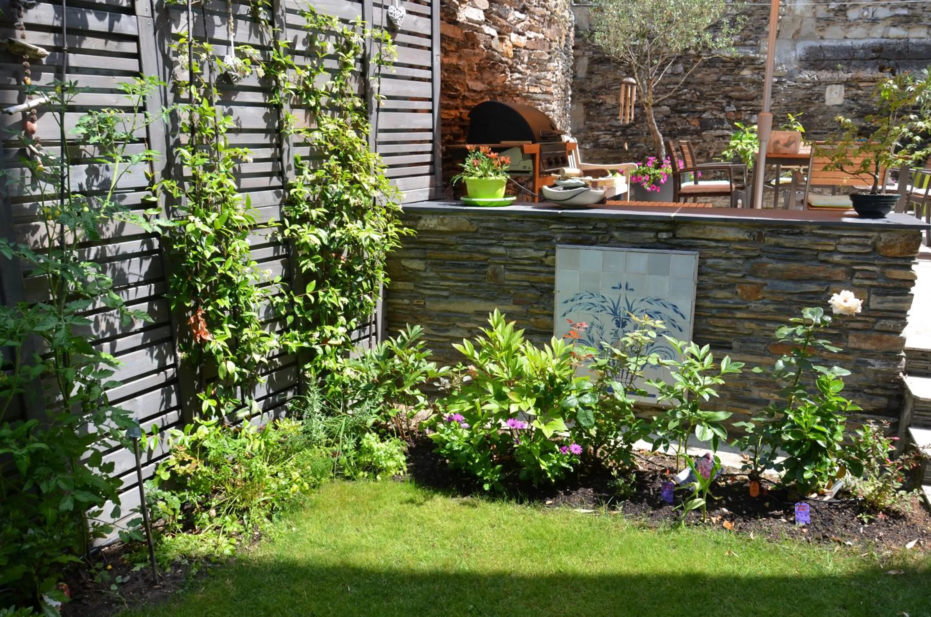 Garden in LE BEAU REPAIRE, chambres d'hôtes, quartier historique, 1 à 3 chambres, étage indépendant