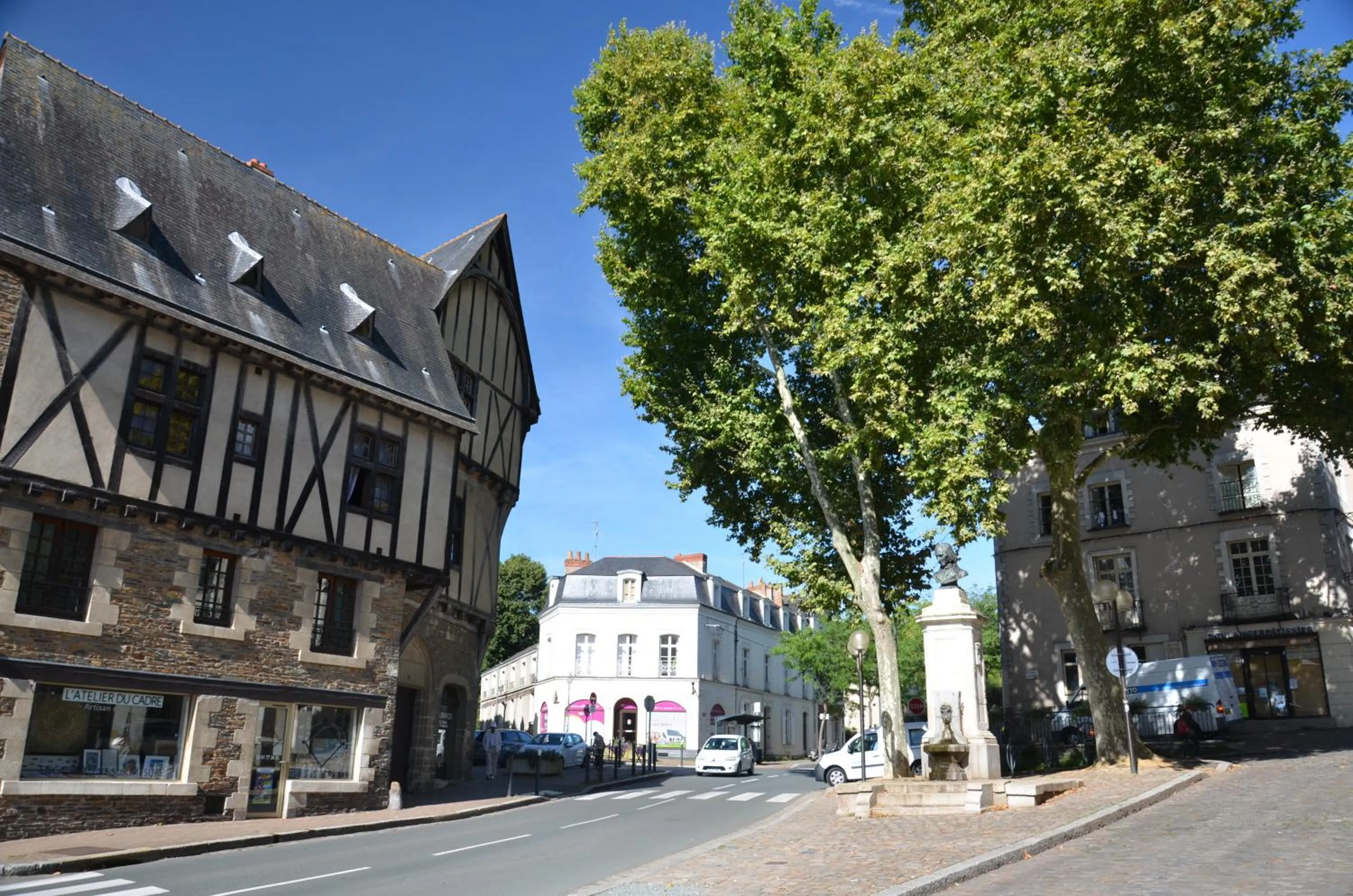 LE BEAU REPAIRE, chambres d'hôtes, quartier historique, 1 à 3 chambres, étage indépendant