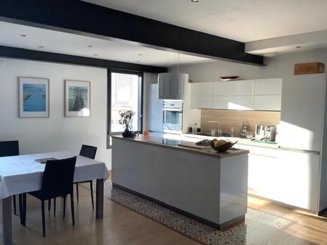 Dining area in LE BEAU REPAIRE, chambres d'hôtes, quartier historique, 1 à 3 chambres, étage indépendant