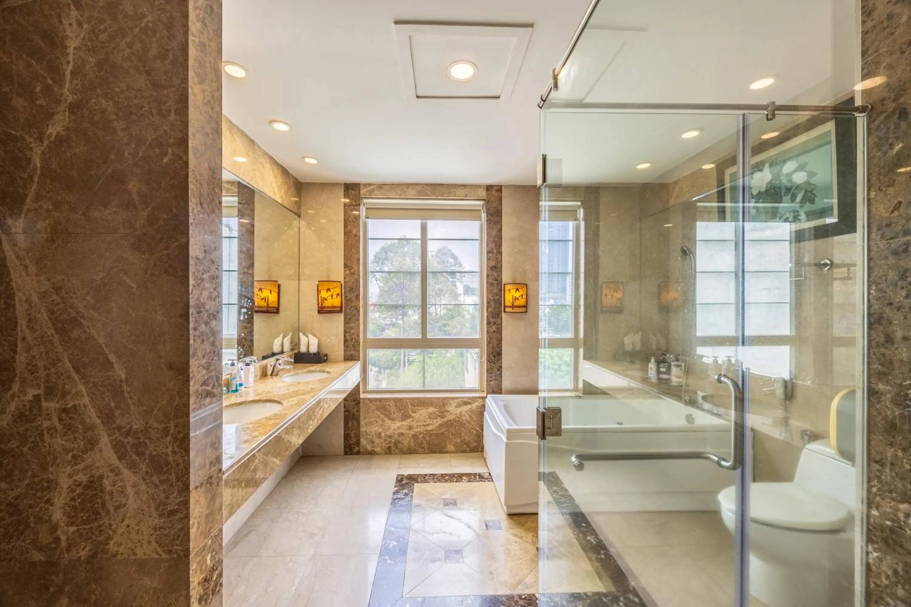 Shower in A25 Hotel - 180 Nguyễn Trãi