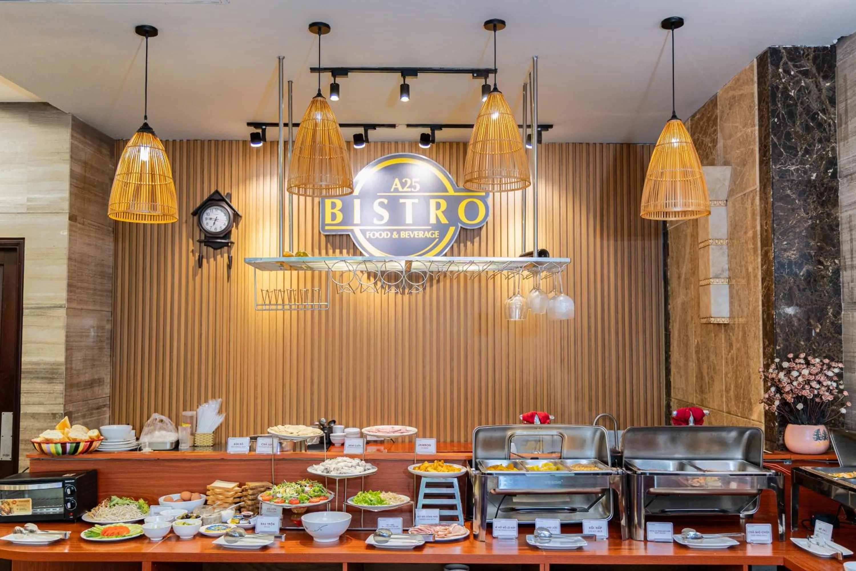 Restaurant/places to eat in A25 Hotel - 180 Nguyễn Trãi