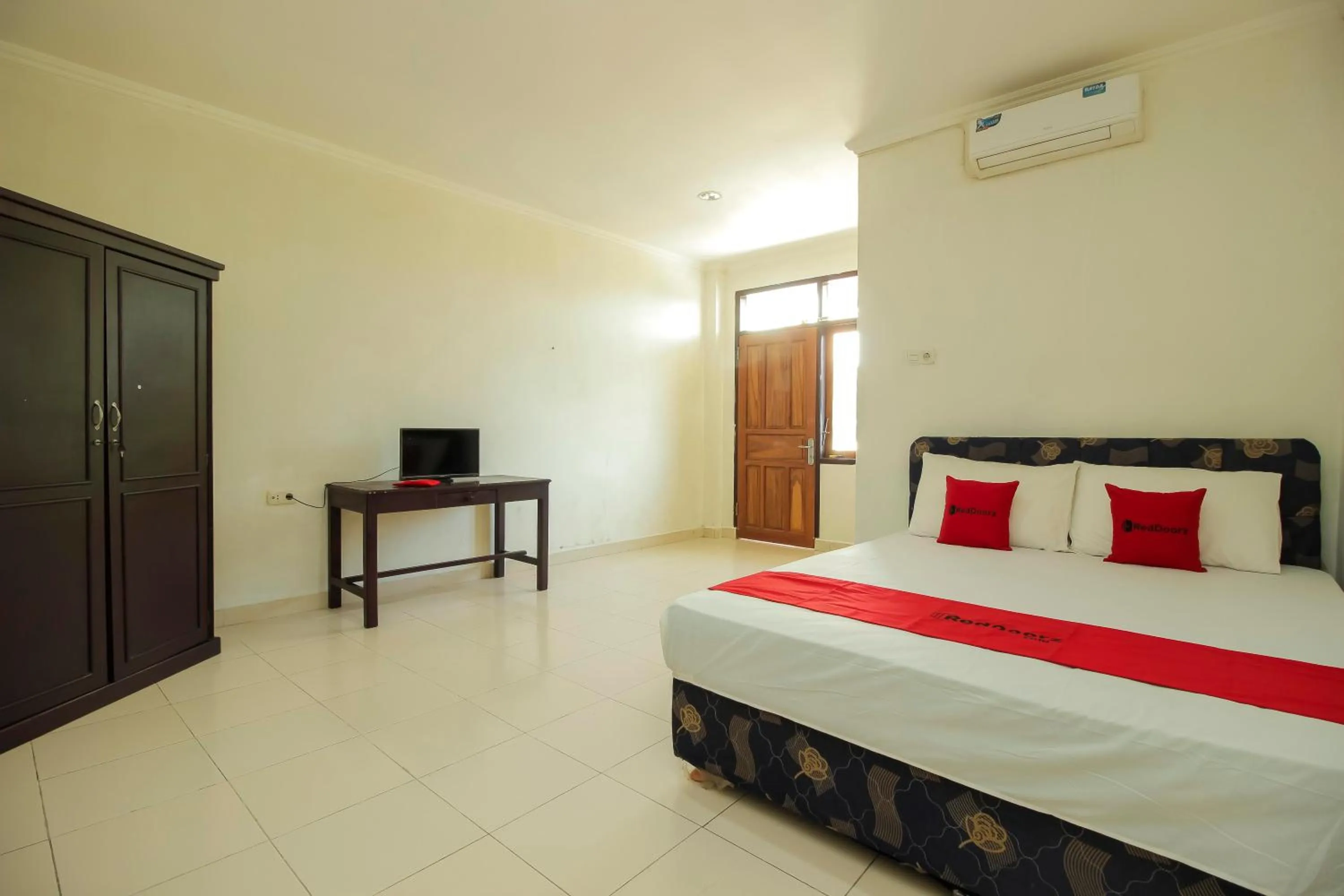Bedroom, Bed in RedDoorz @ Malalayang Manado