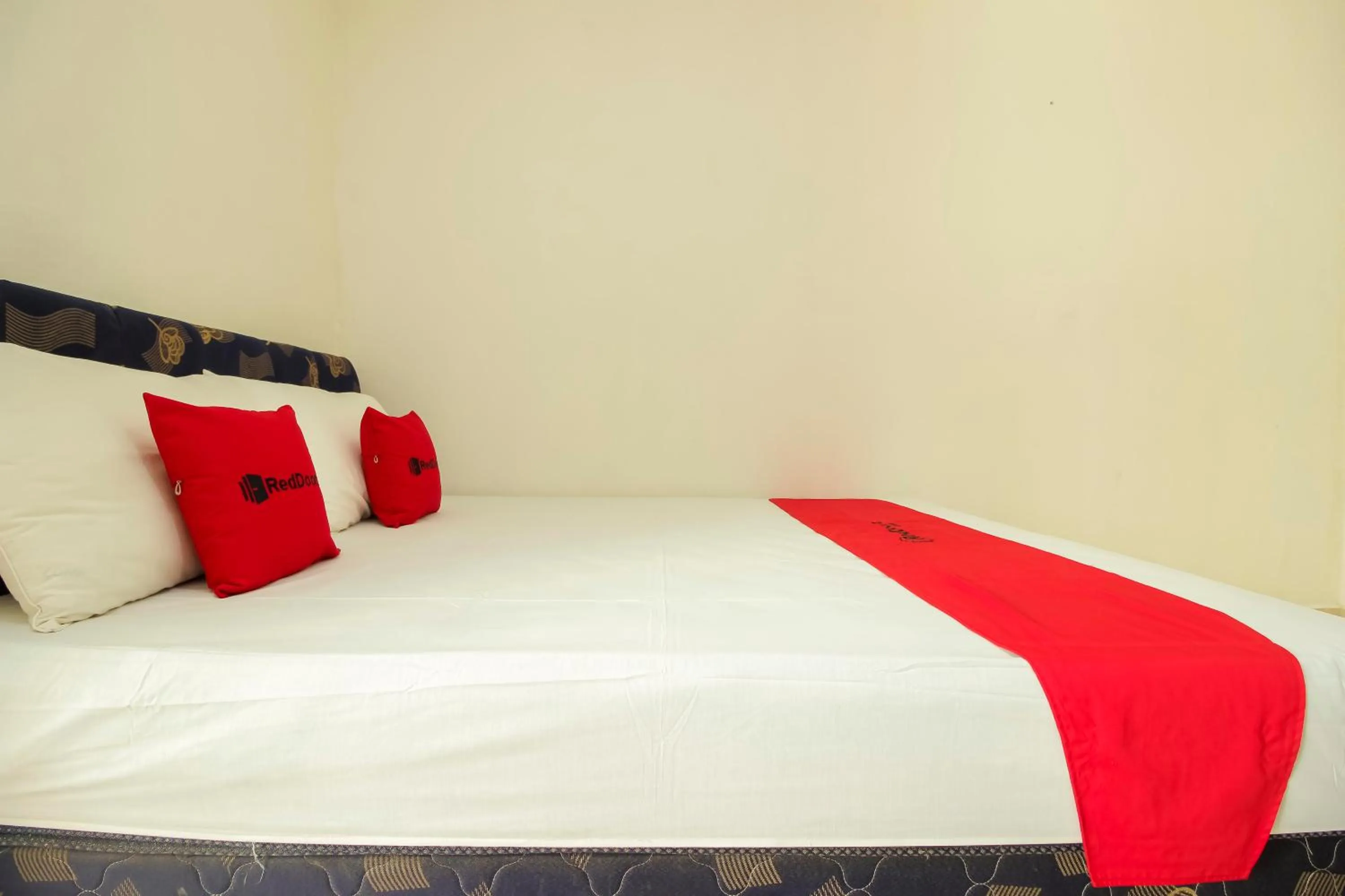 Bedroom, Bed in RedDoorz @ Malalayang Manado