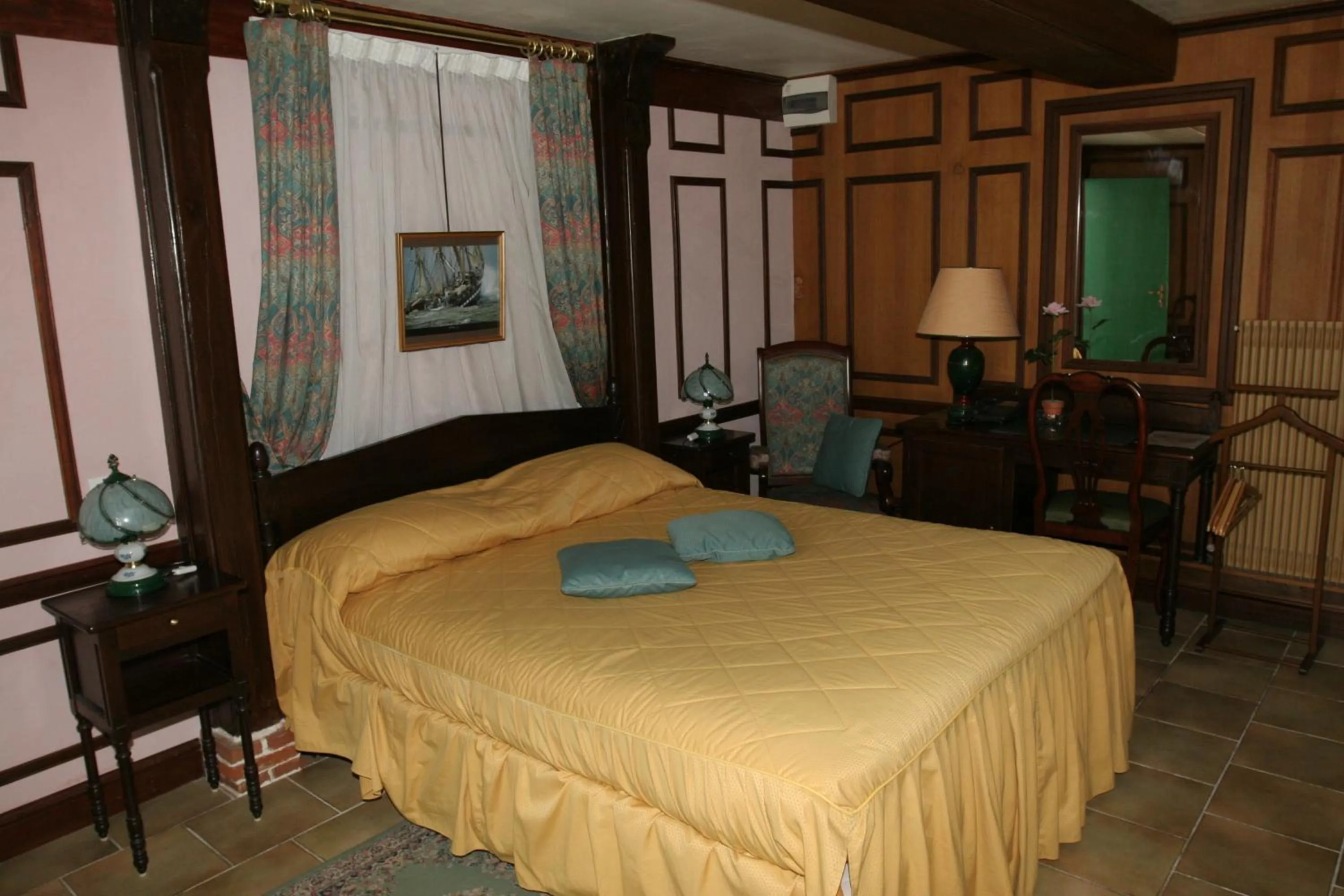 Photo of the whole room, Bed in Hotel Royal Albion