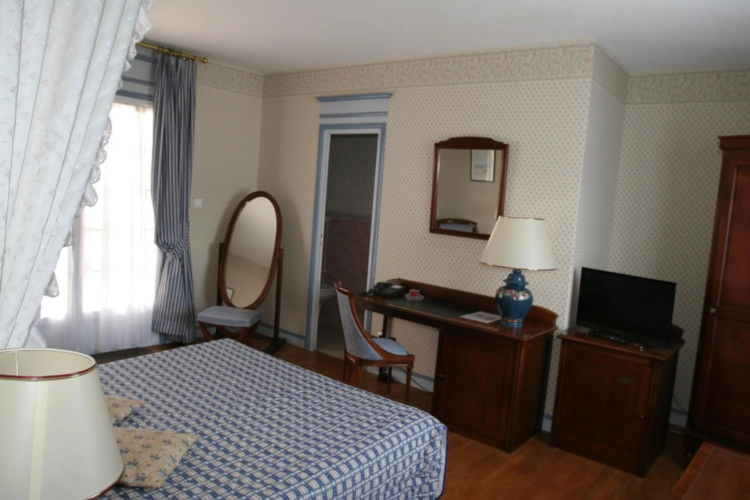 Photo of the whole room, Bed in Hotel Royal Albion