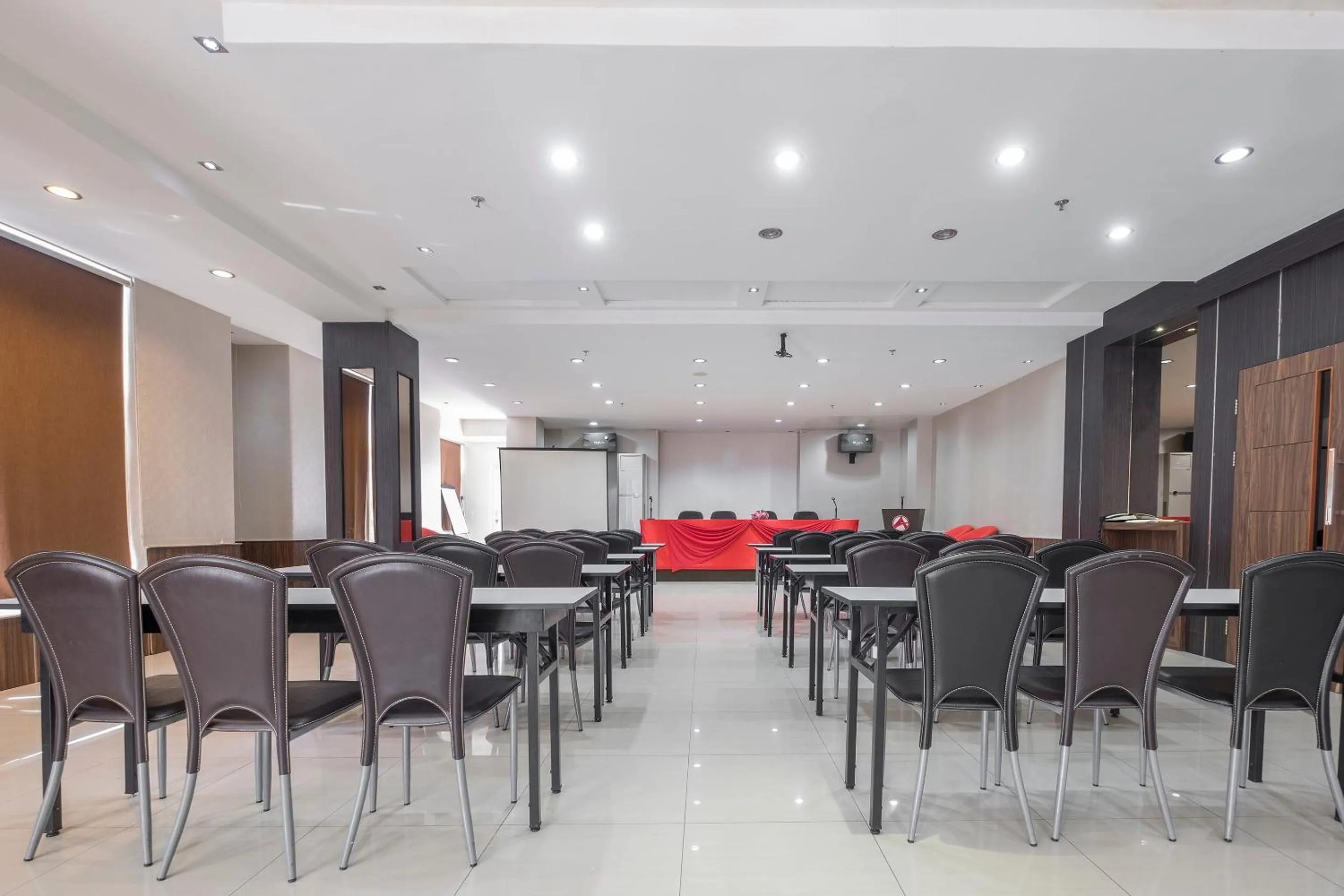 Business facilities in OYO 1081 Allson City Hotel Makassar