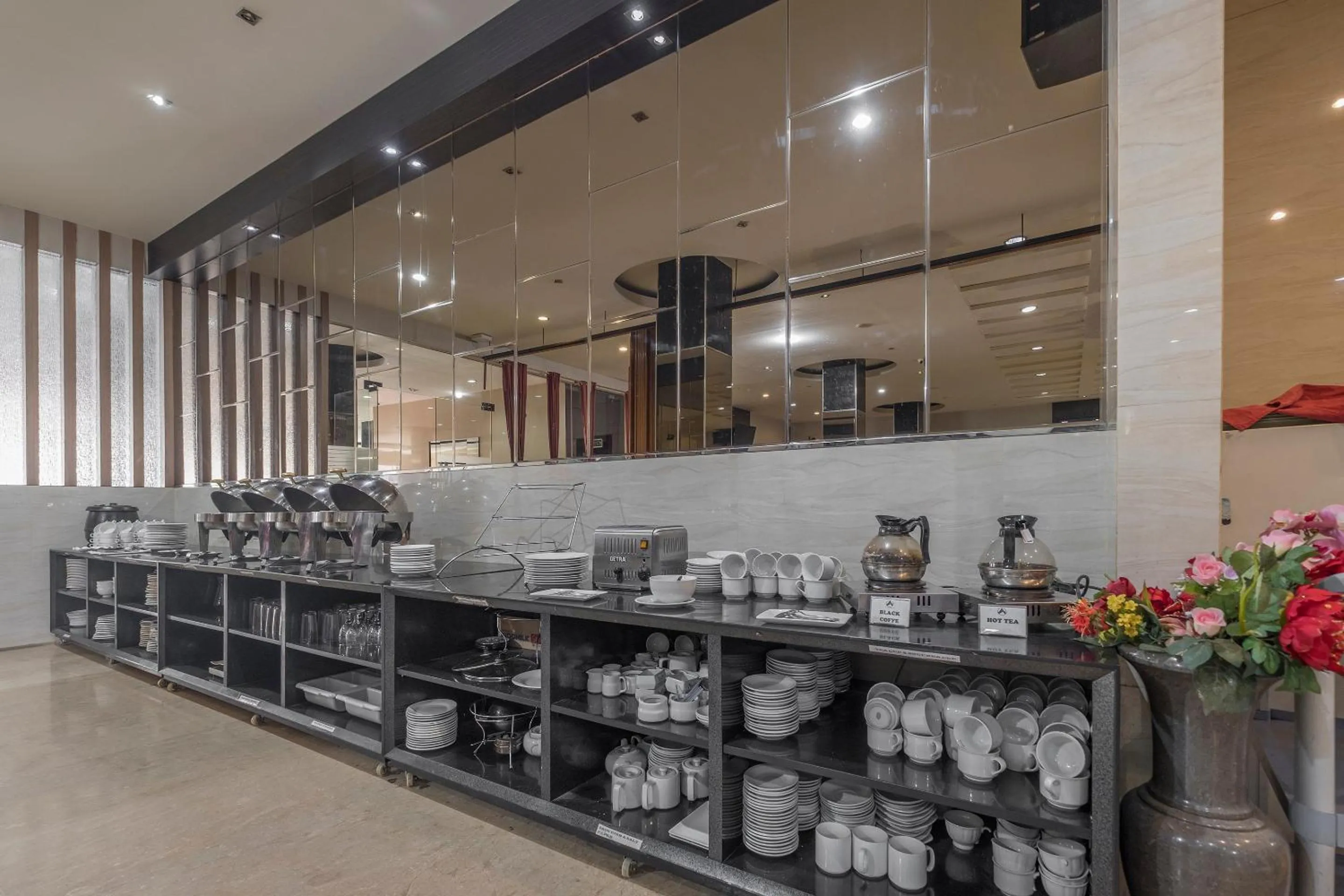 Restaurant/places to eat in OYO 1081 Allson City Hotel Makassar