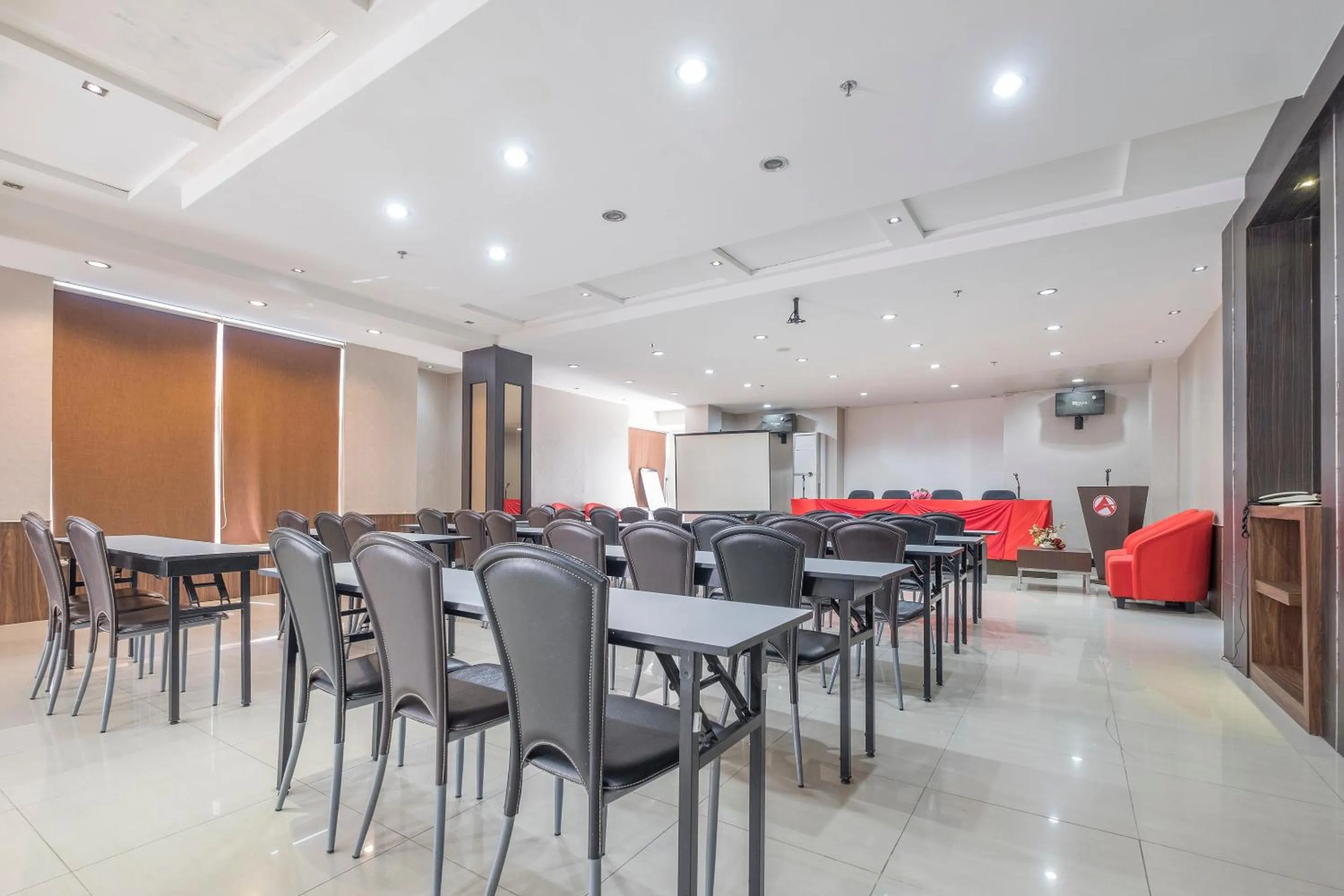 Business facilities in OYO 1081 Allson City Hotel Makassar