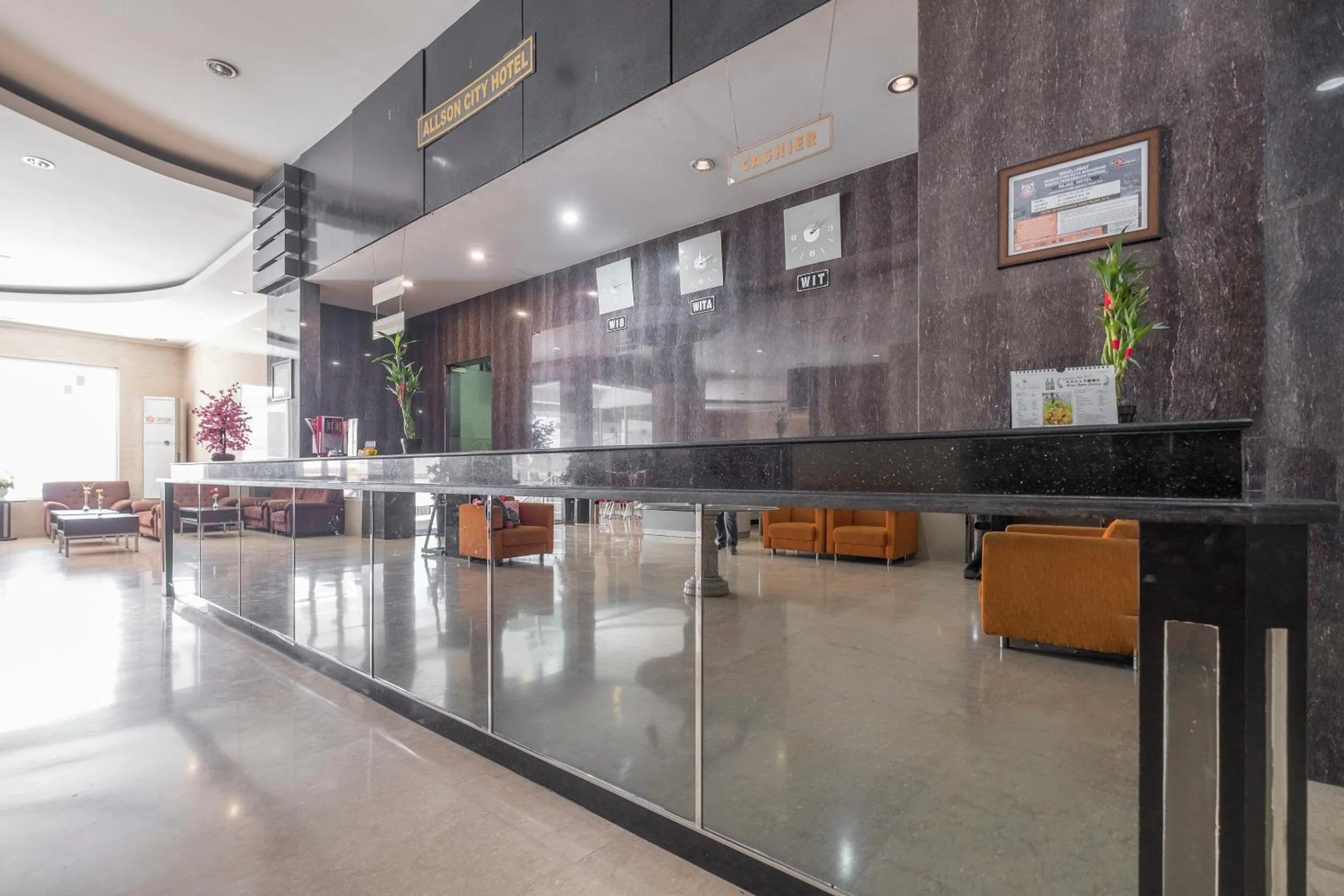 Lobby or reception in OYO 1081 Allson City Hotel Makassar