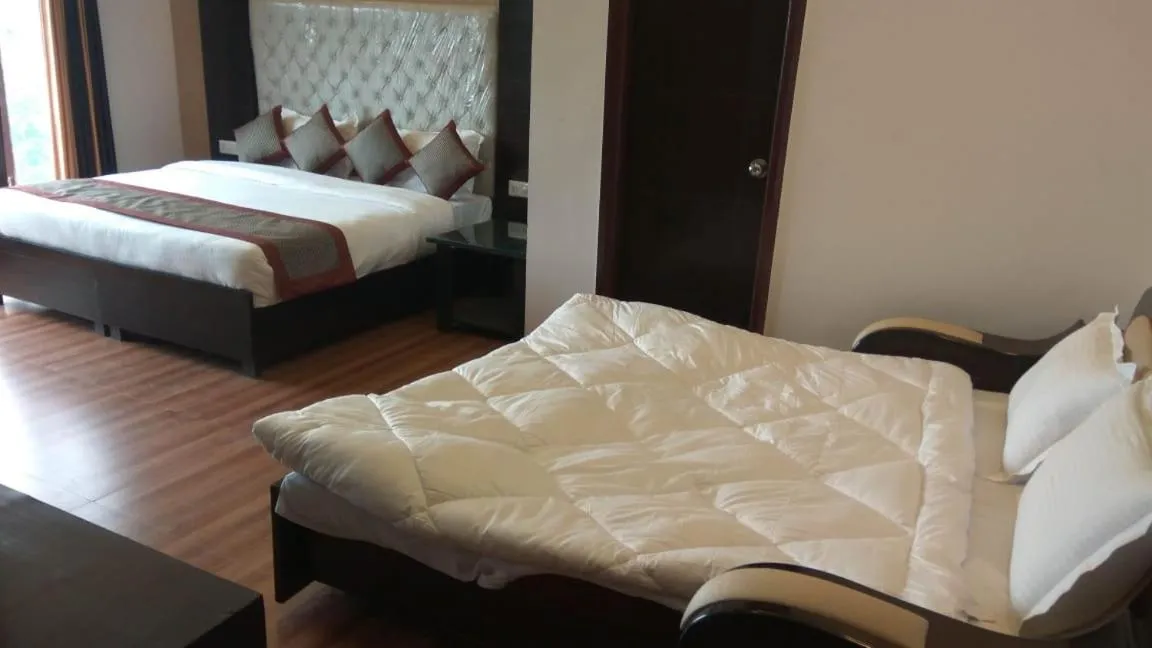Photo of the whole room, Bed in ShriGo Hotel Kaithli Hills Shimla