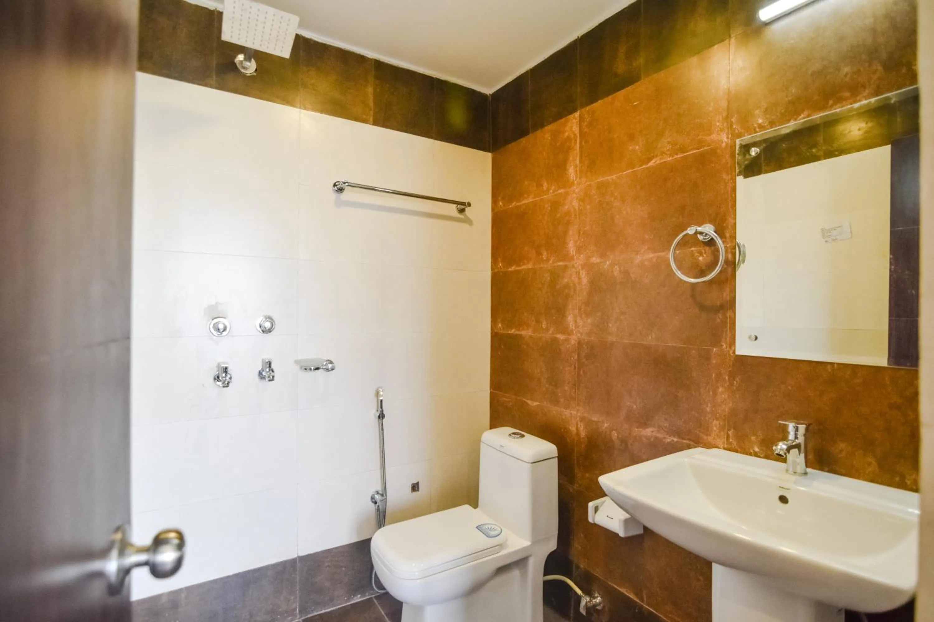 Toilet in ShriGo Hotel Kaithli Hills Shimla