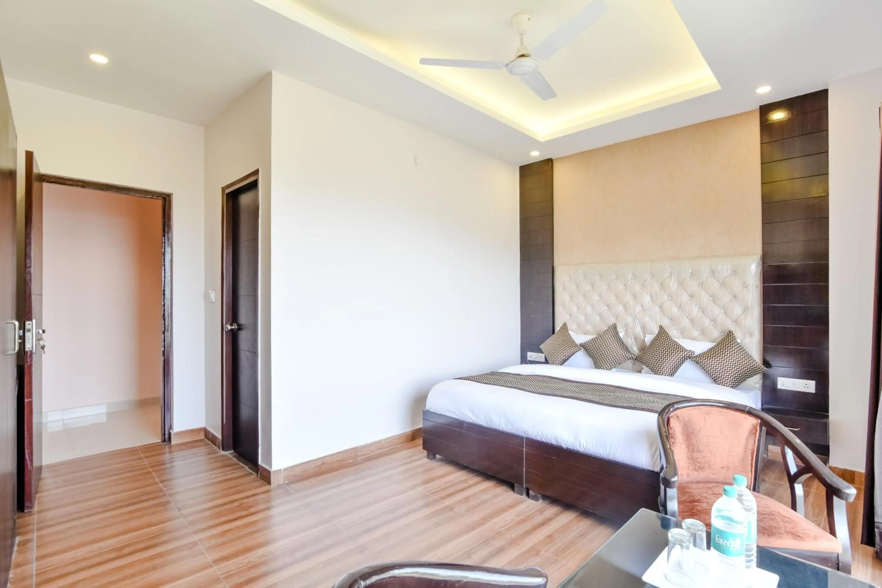 Photo of the whole room, Bed in ShriGo Hotel Kaithli Hills Shimla