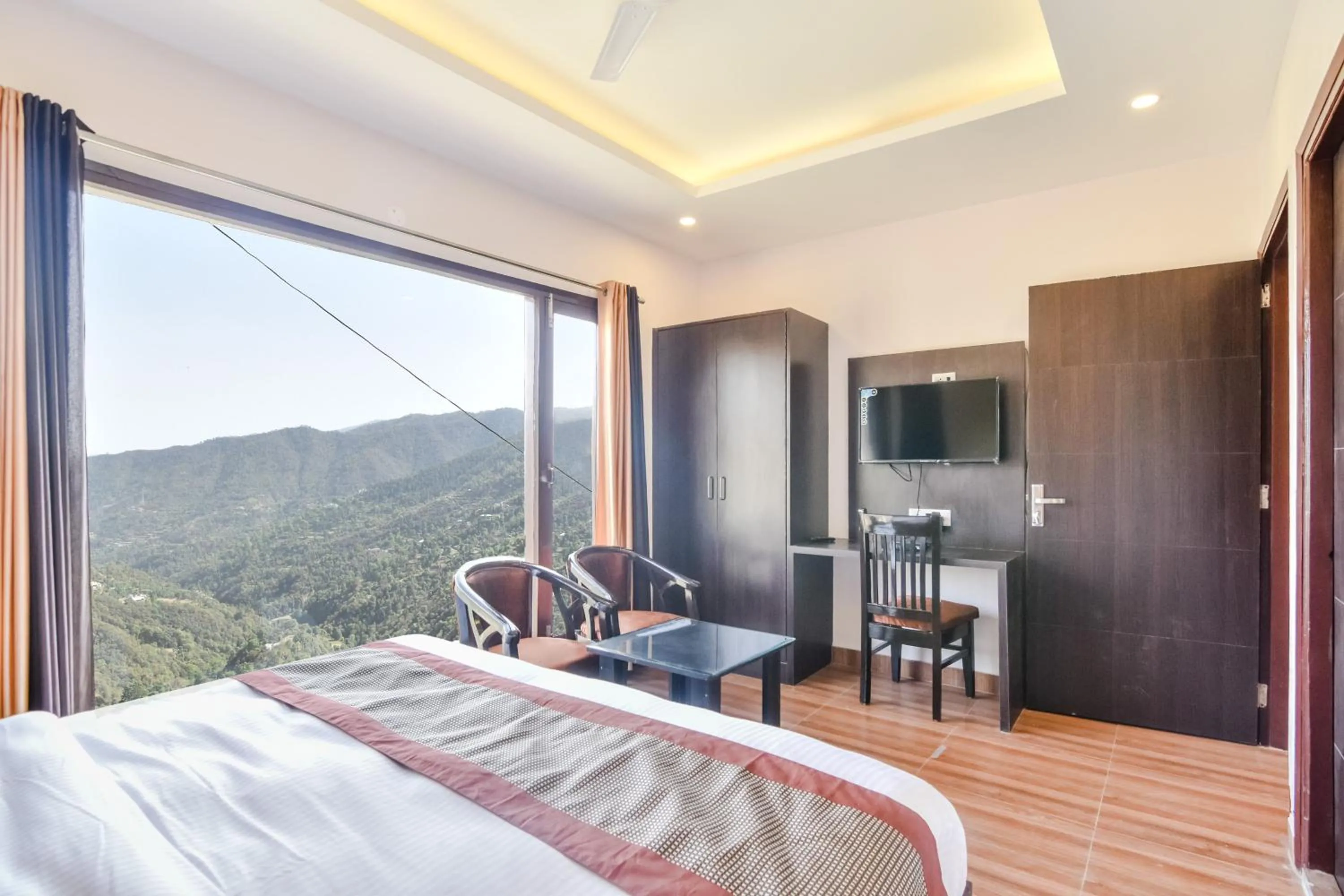 Photo of the whole room, Bed in ShriGo Hotel Kaithli Hills Shimla