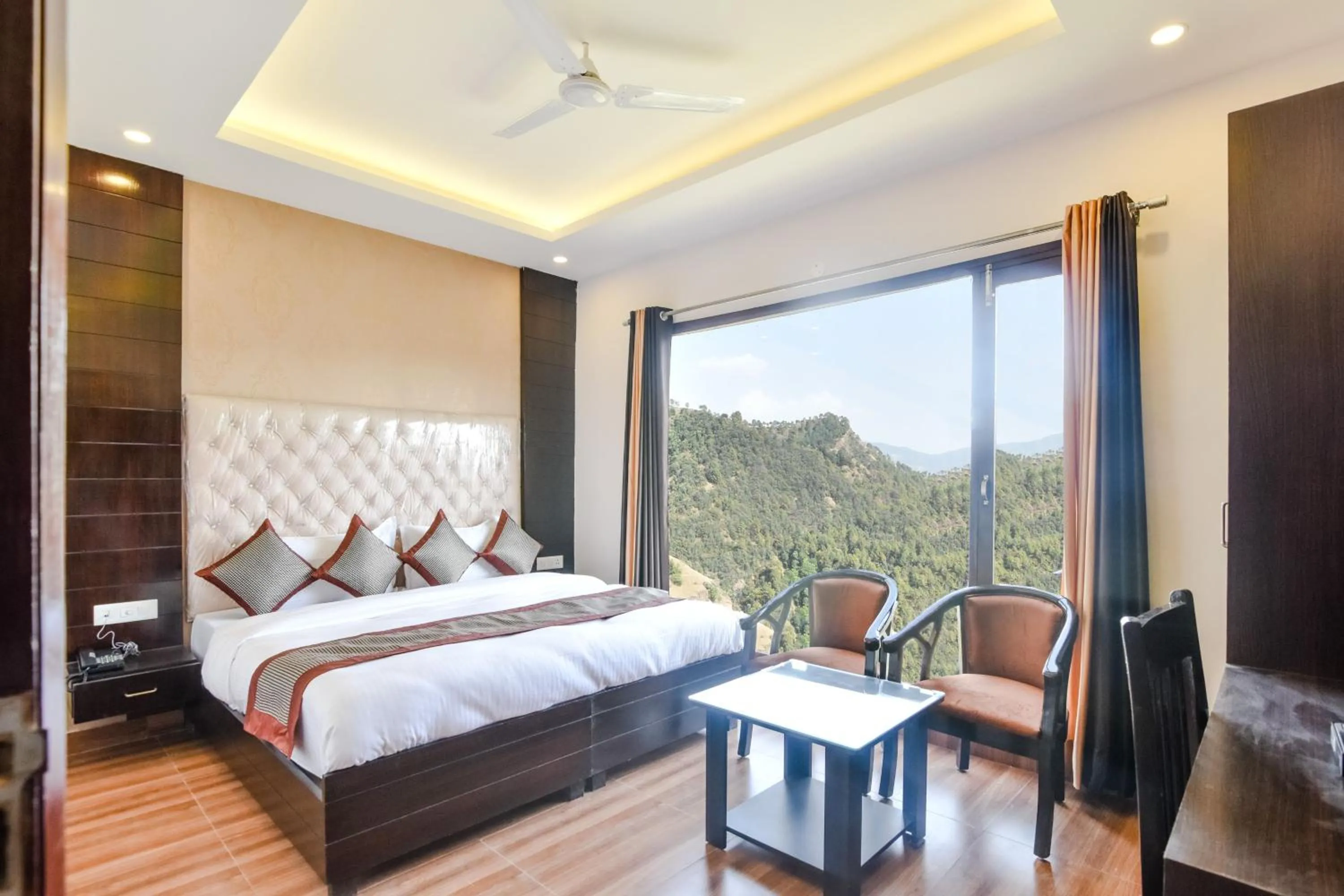 Photo of the whole room, Bed in ShriGo Hotel Kaithli Hills Shimla