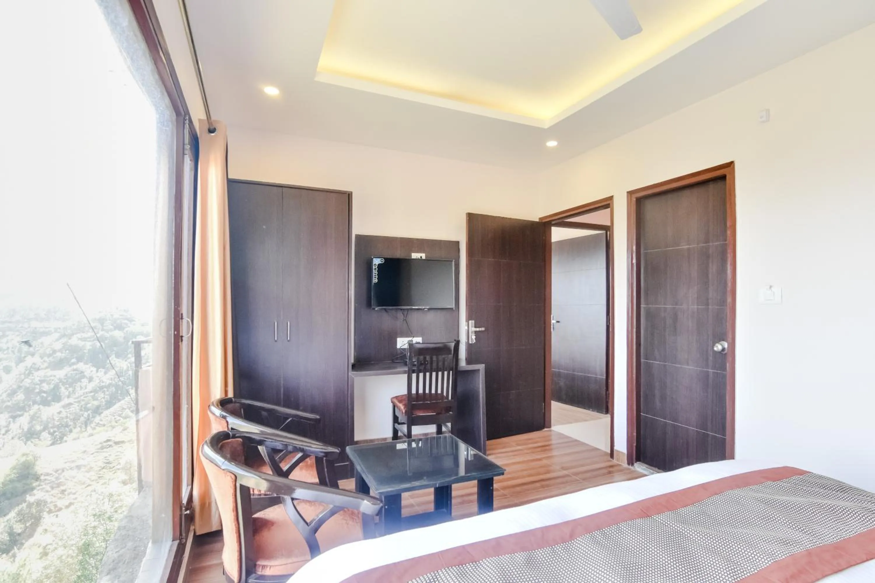 Living room, Bed in ShriGo Hotel Kaithli Hills Shimla