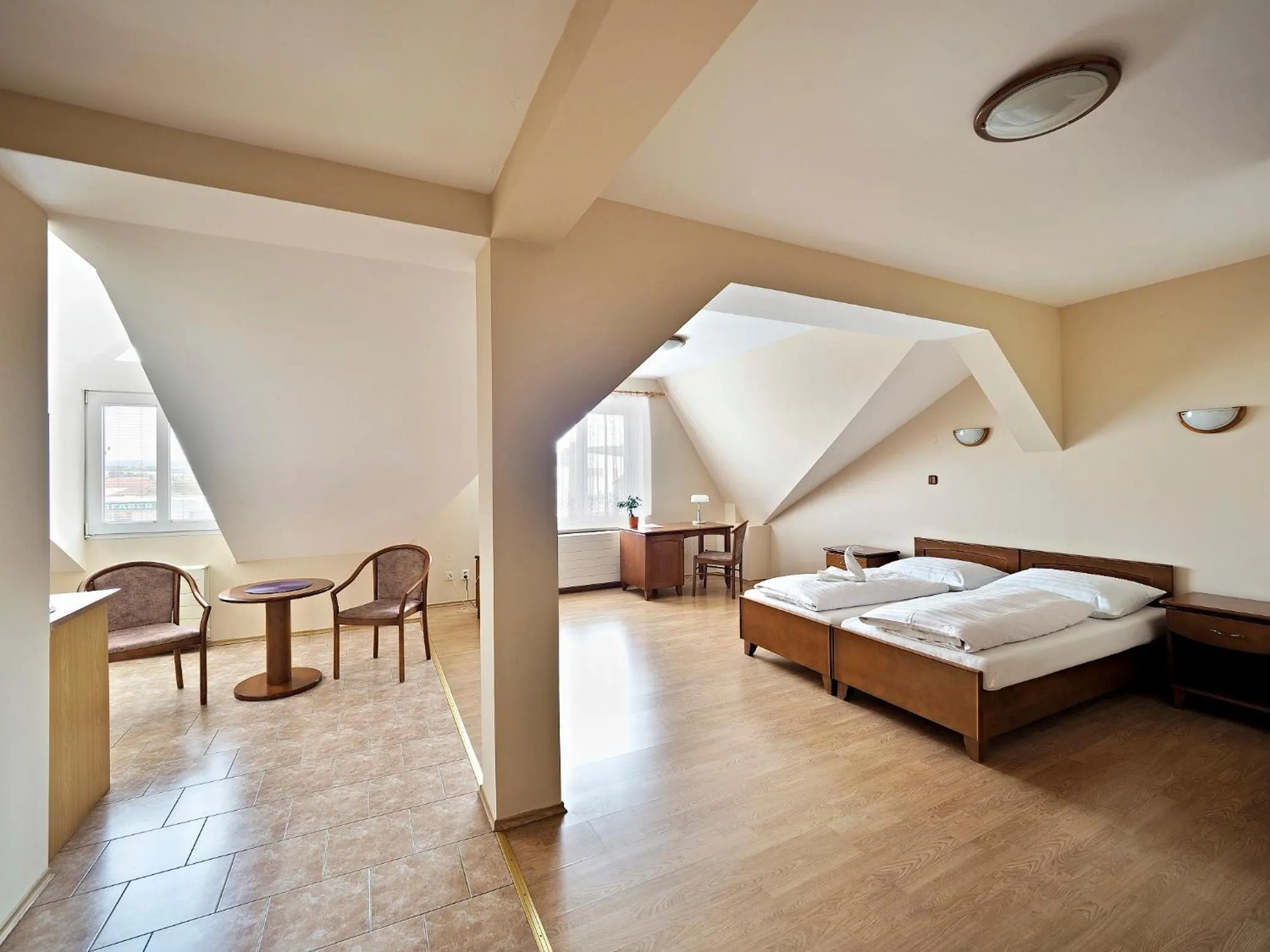 Living room, Bed in Hotel U Labutě