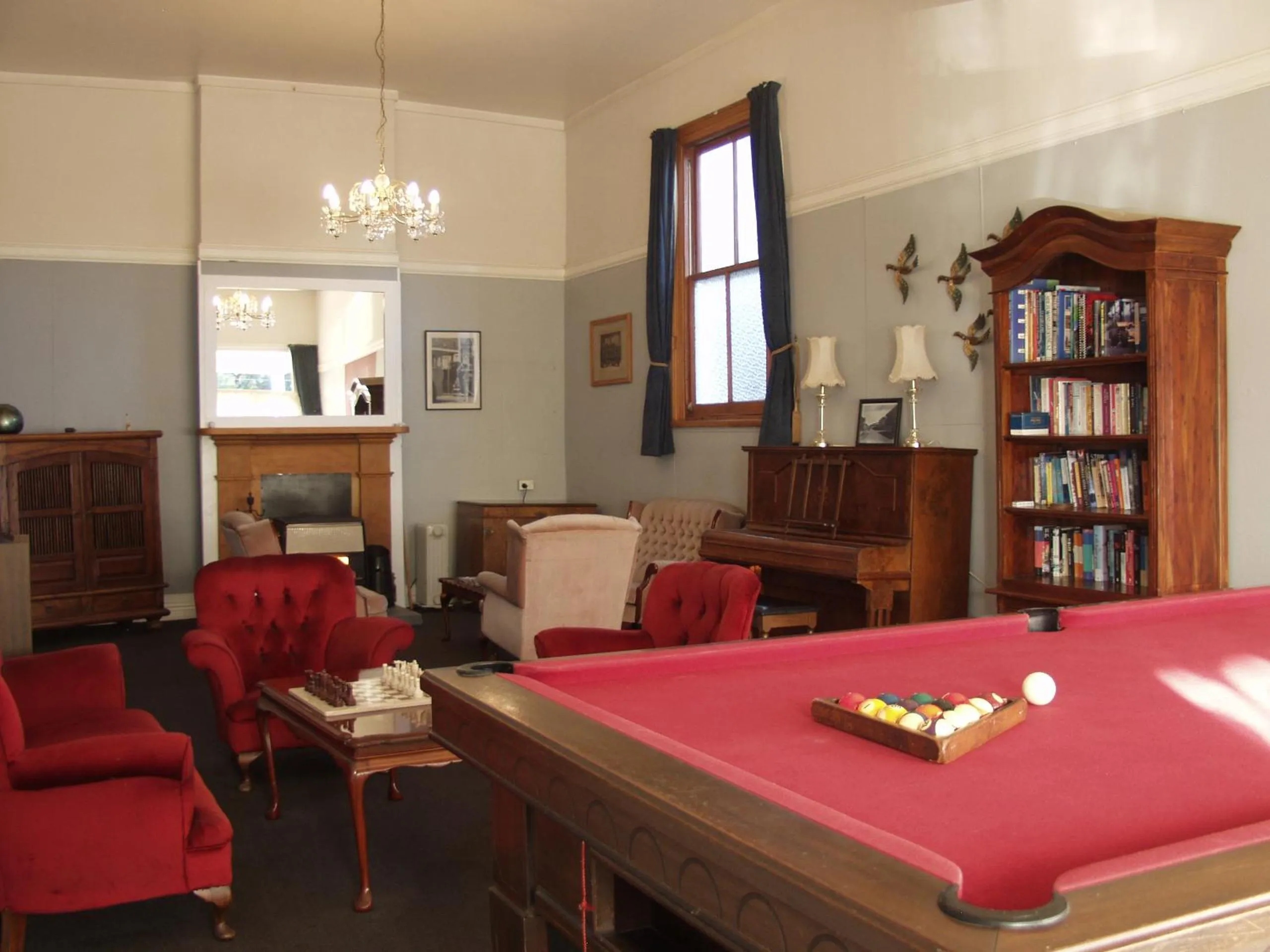 Communal lounge/ TV room in Lady Bowen Bed & Breakfast